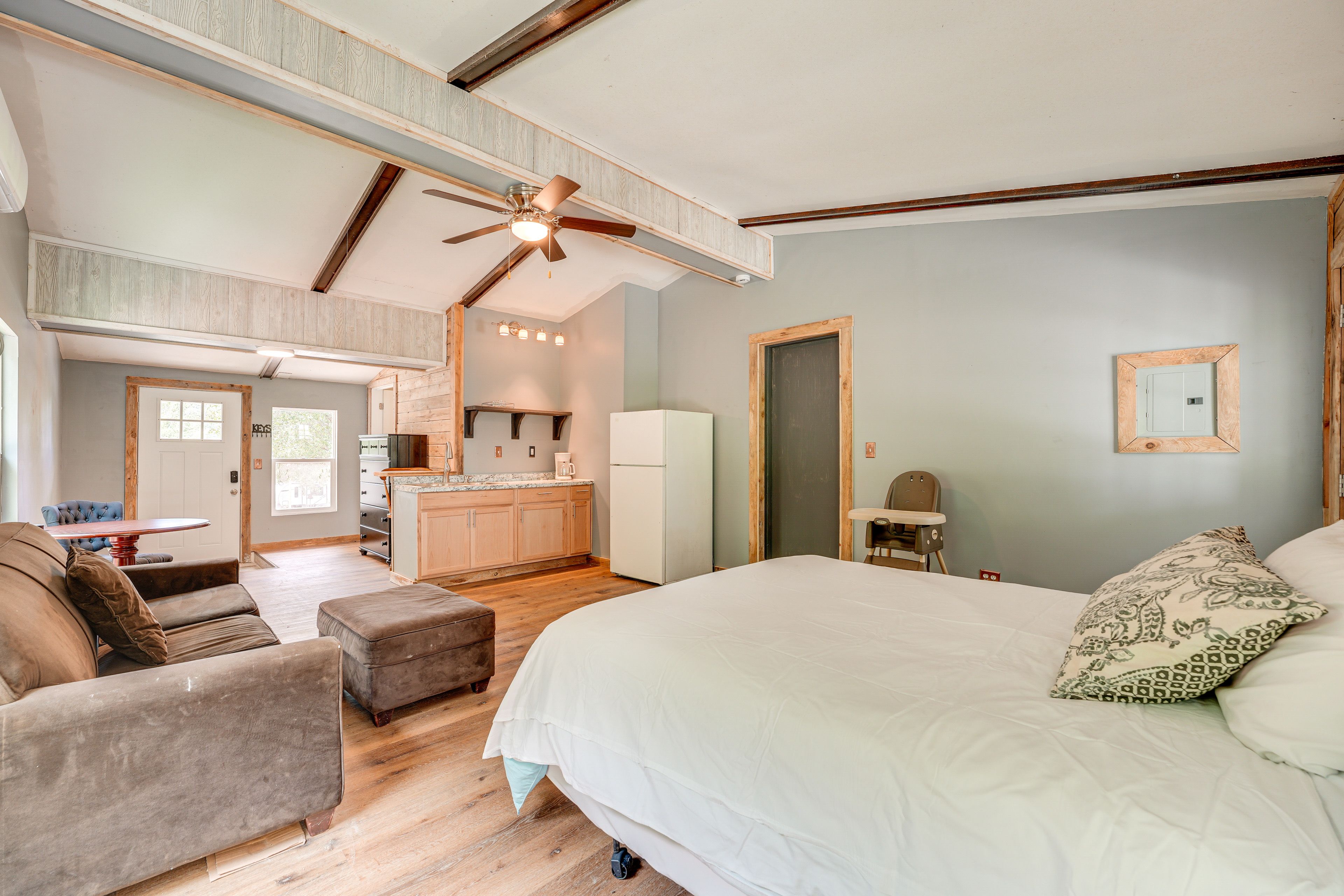 Branson Vacation Rental | Studio | 1BA | 384 Sq Ft | 2 Steps Required