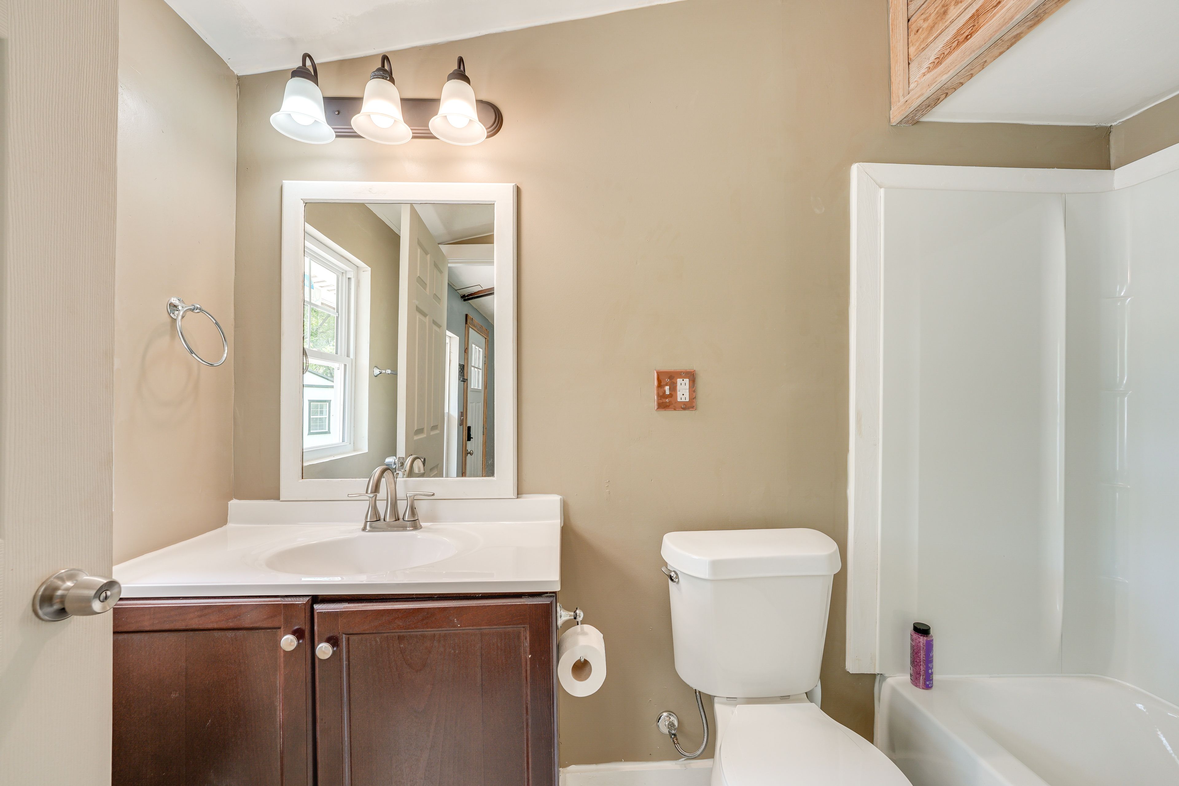 Full Bathroom | Towels Provided | Complimentary Toiletries