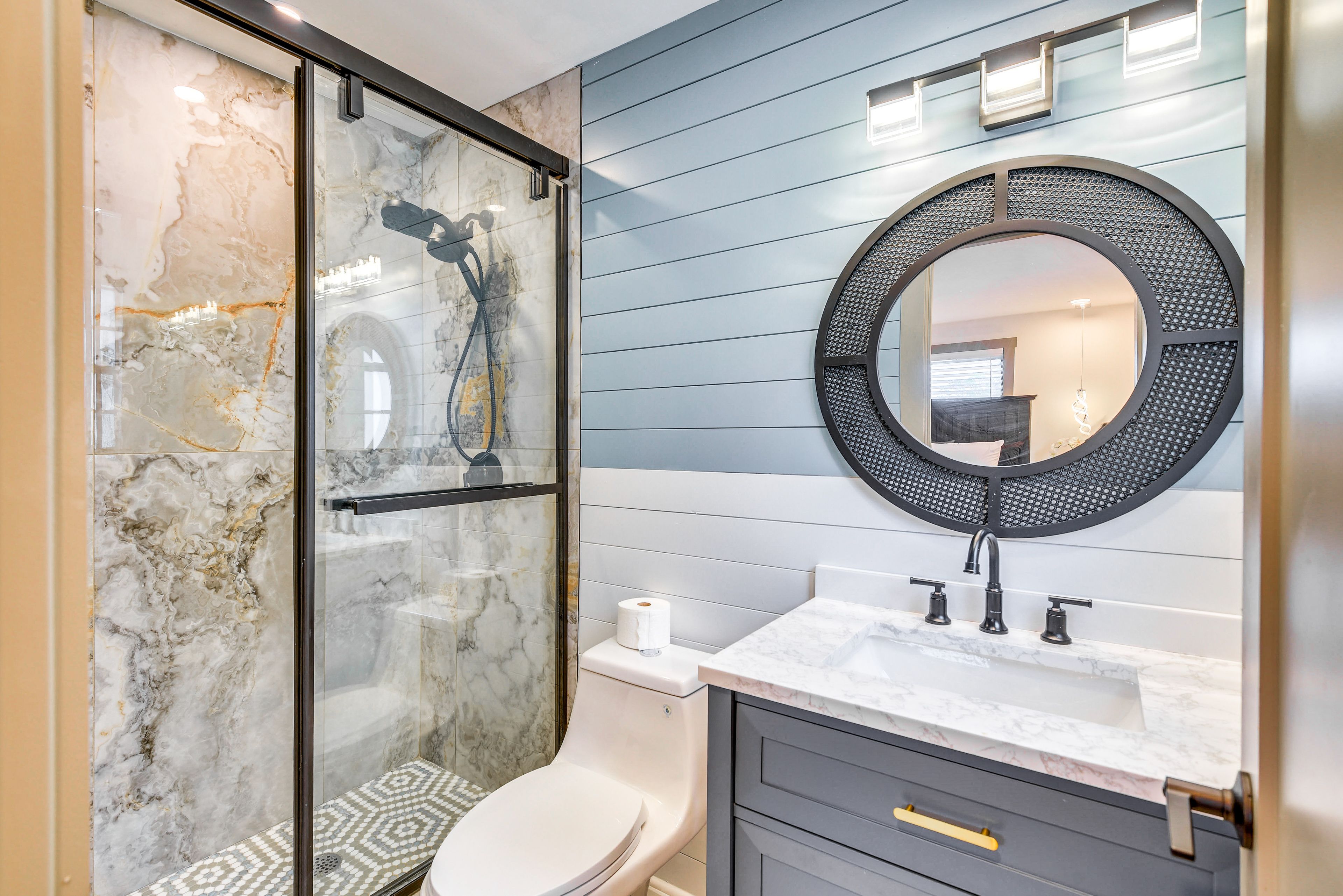 Full Bathroom | Towels Provided
