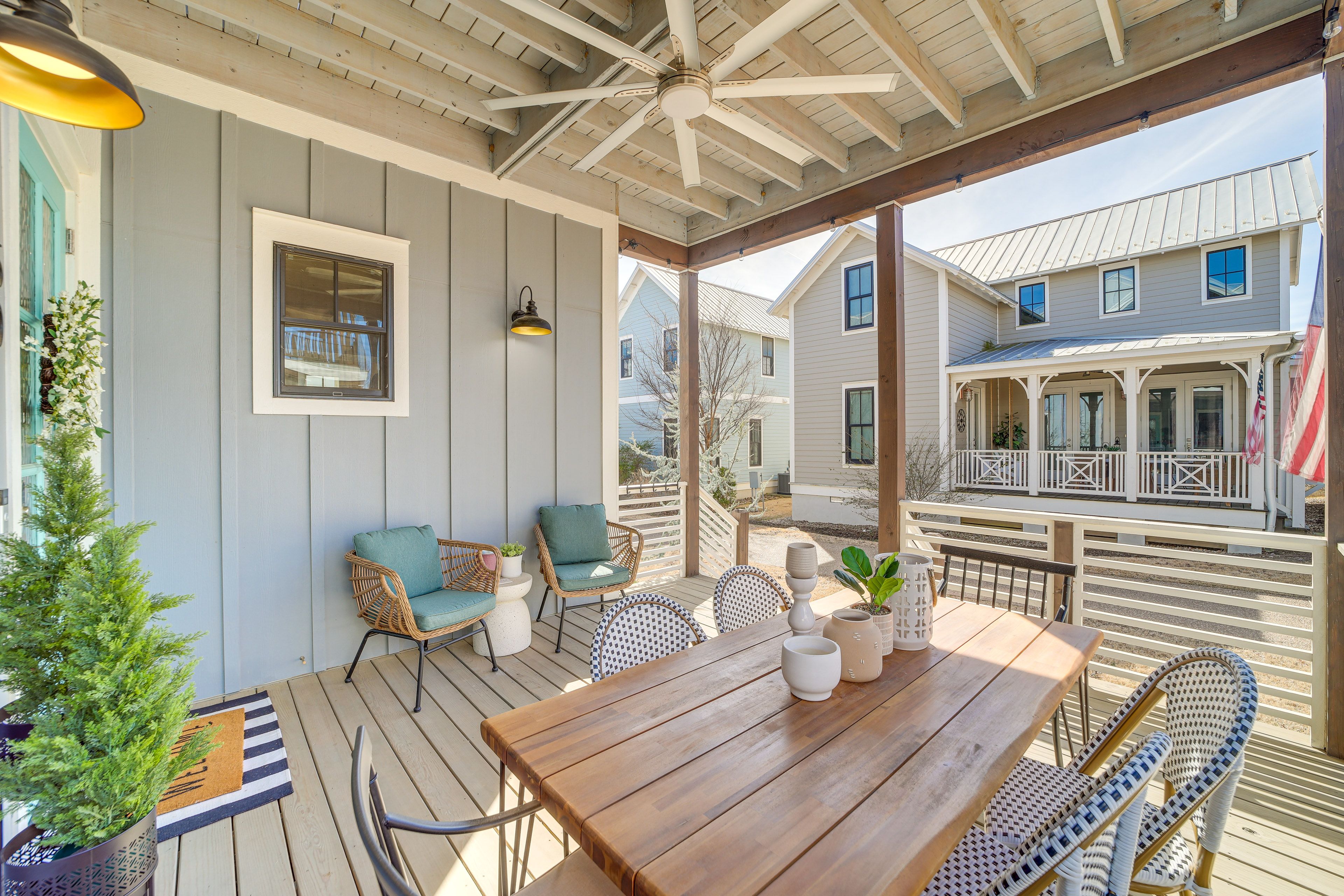 Front Deck | Outdoor Dining Area
