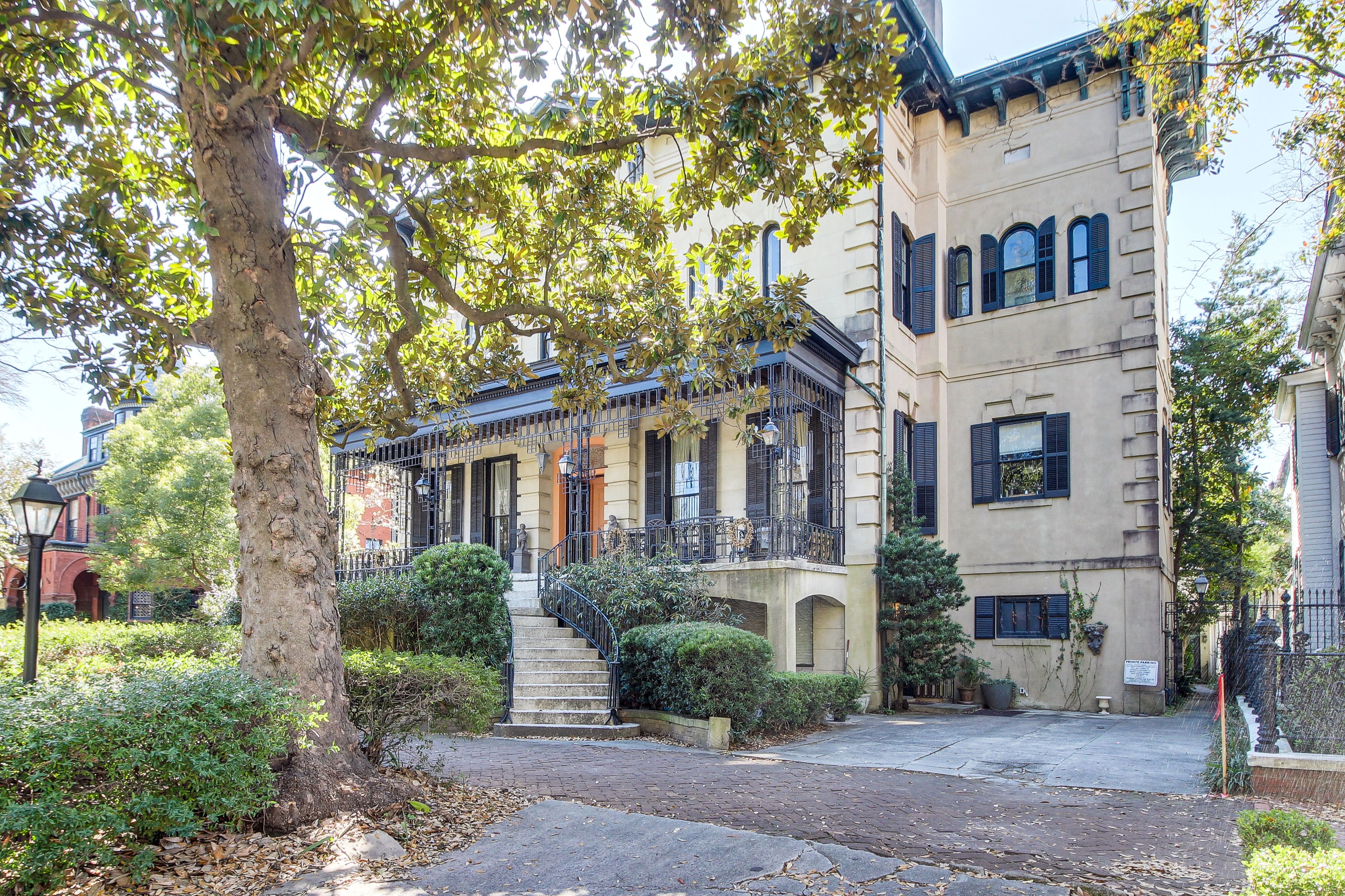 Building Exterior | 3rd-Floor Apartment Unit | 0.1 Mi Walk to Forsyth Park