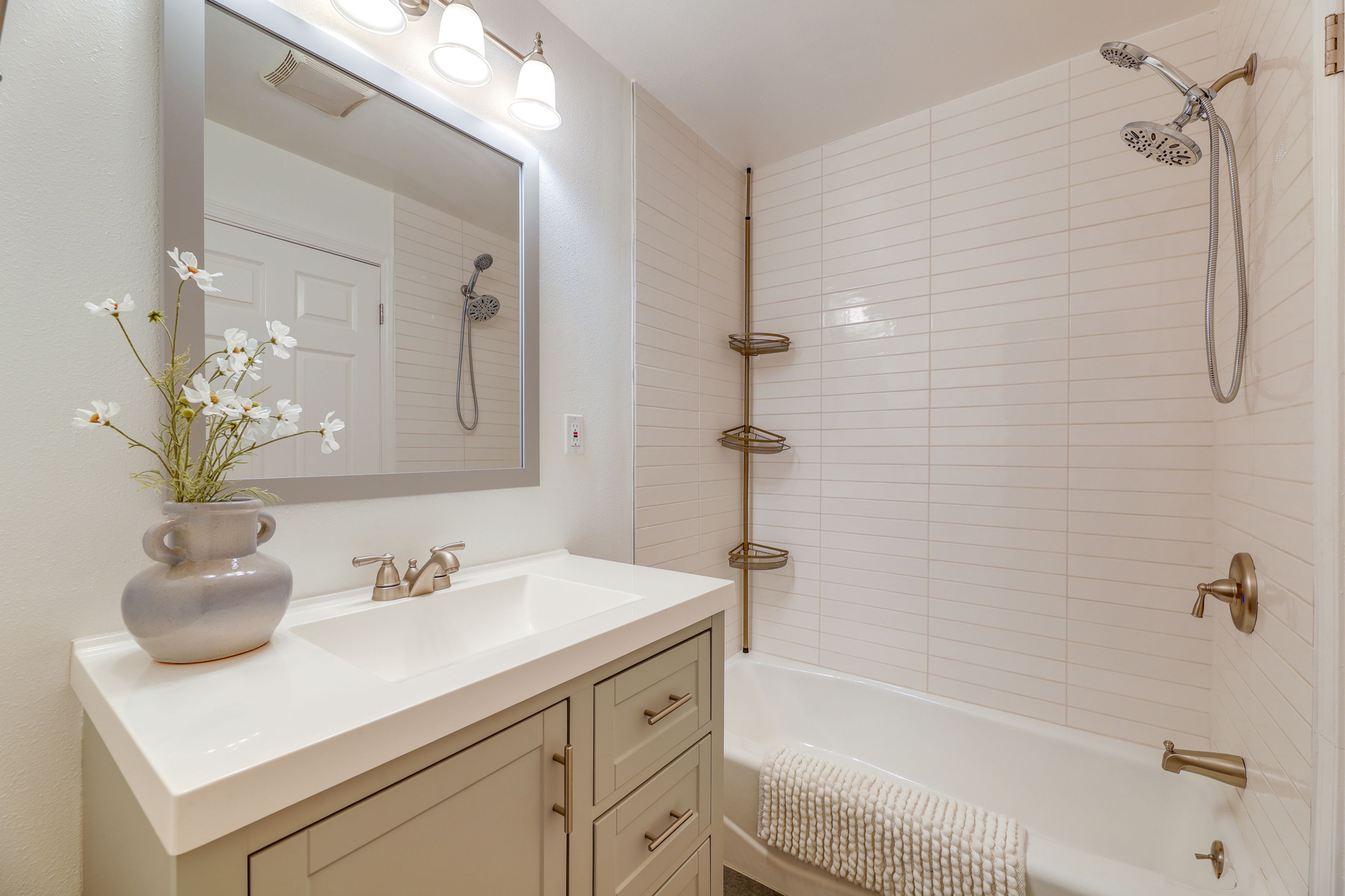 Full Bathroom | 2nd Floor | Complimentary Toiletries | Hair Dryer