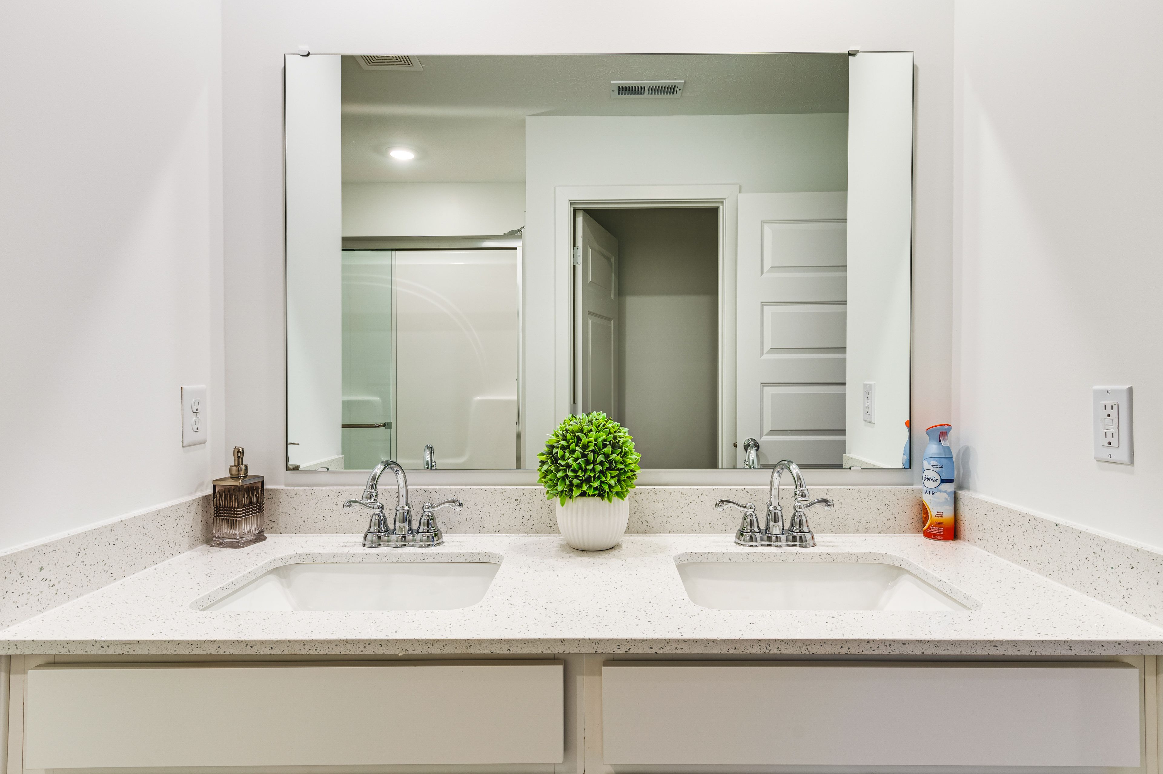En-Suite Bathroom | 2nd Floor | Towels Provided | Walk-In Closet
