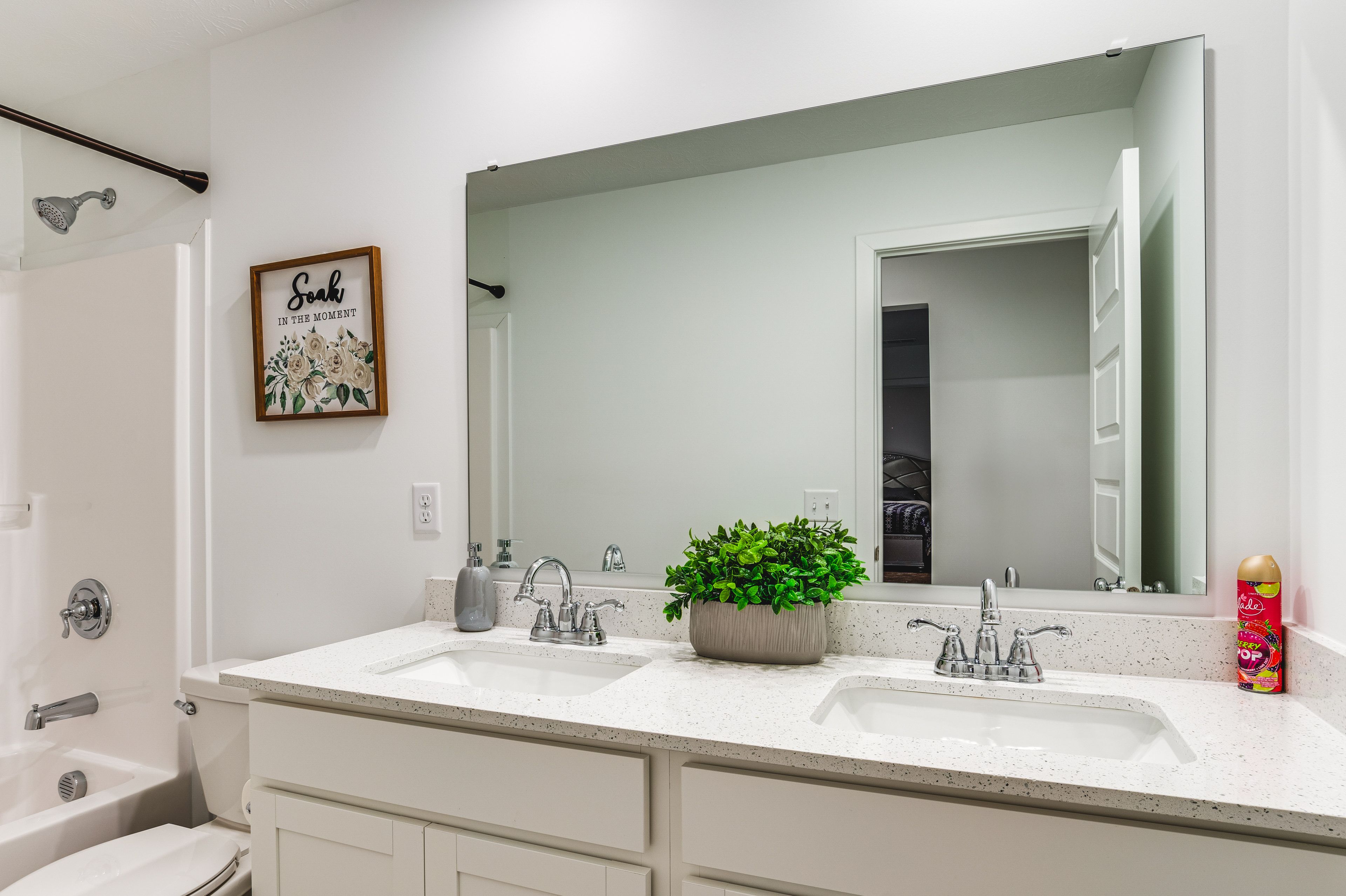 Full Bathroom | 2nd Floor | Complimentary Toiletries | Hair Dryer