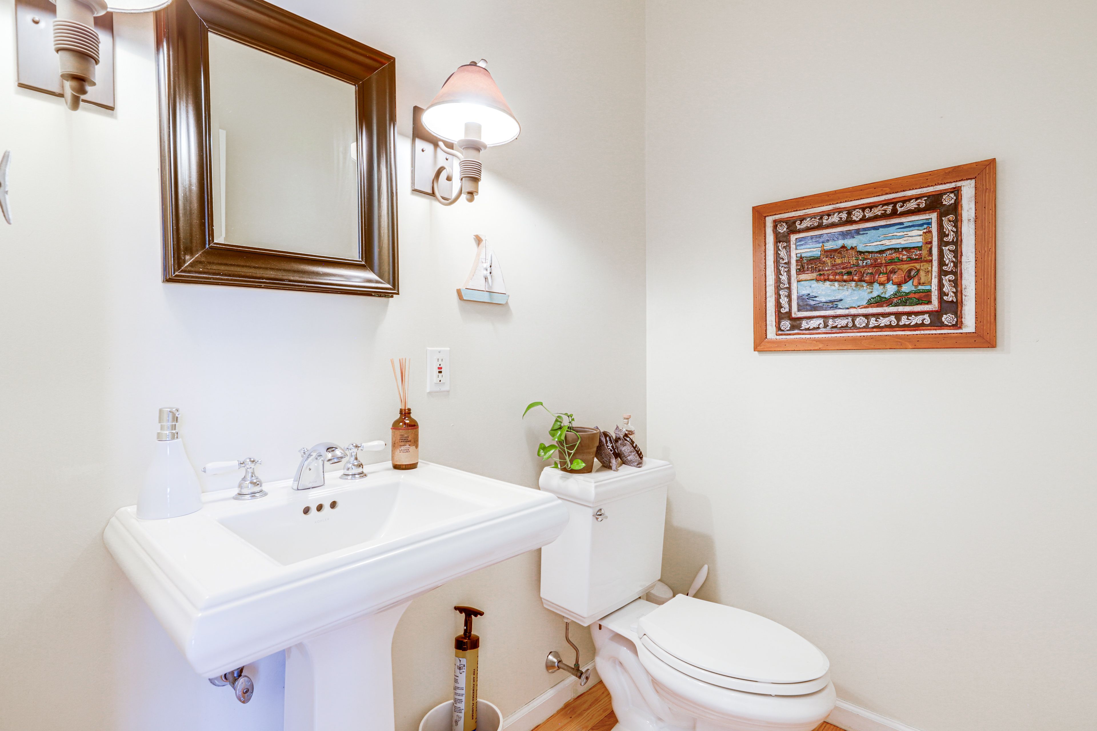 Half Bathroom | 1st Floor | Towels Provided