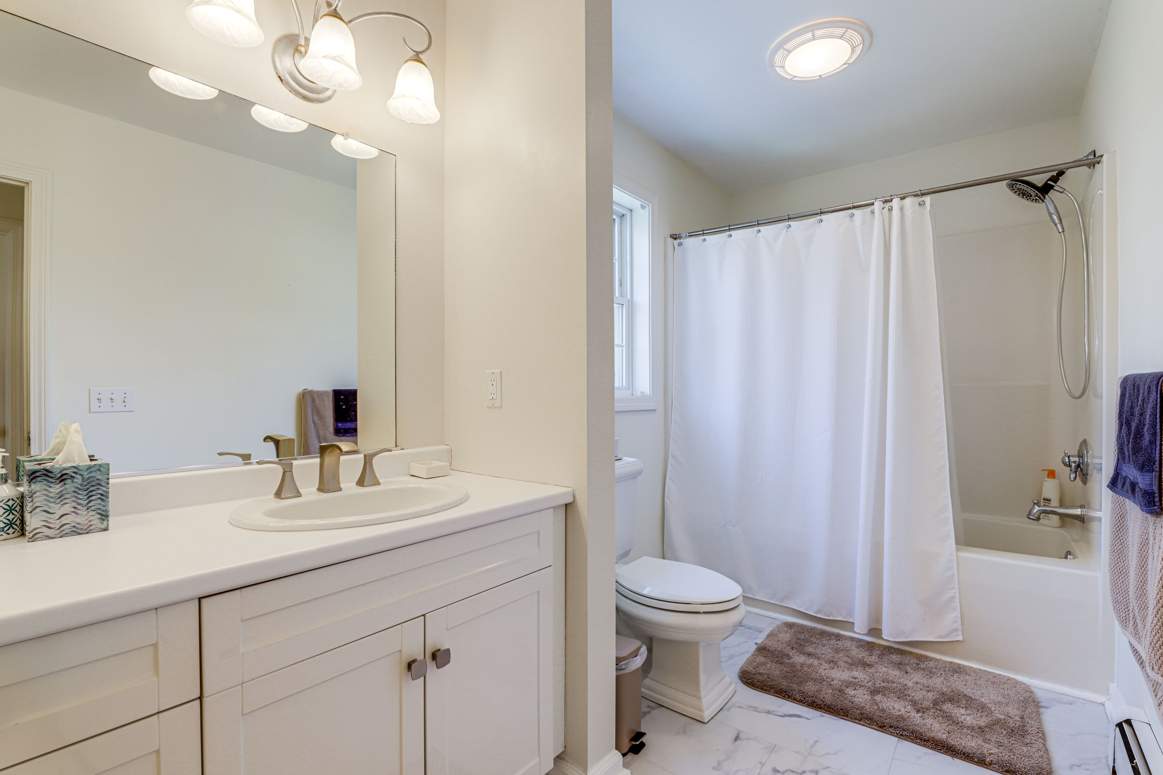 Full Bathroom | 2nd Floor | Complimentary Toiletries
