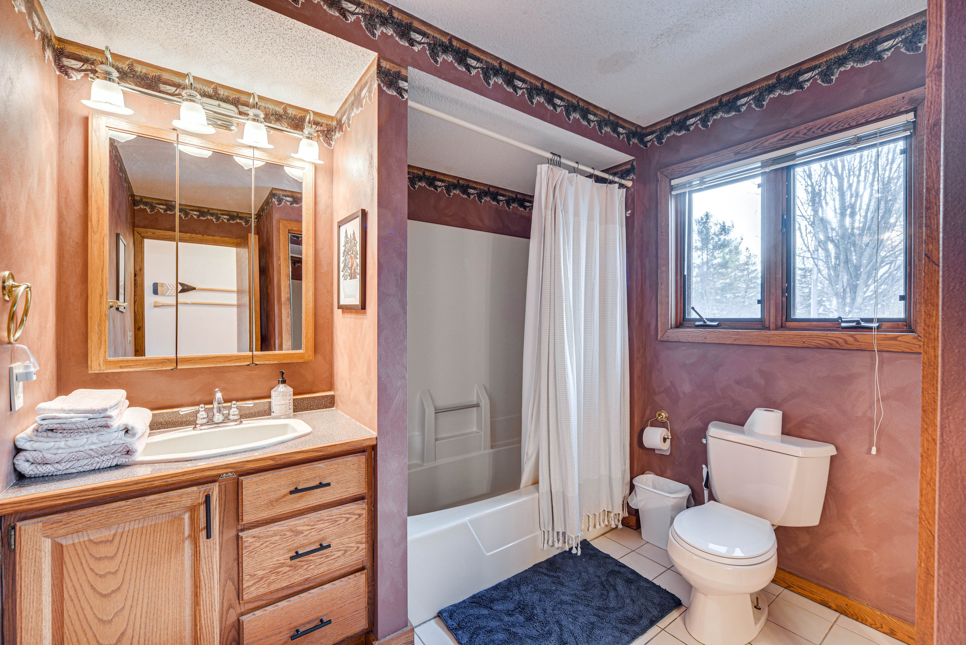 Full Bathroom | 1st Floor | Towels Provided