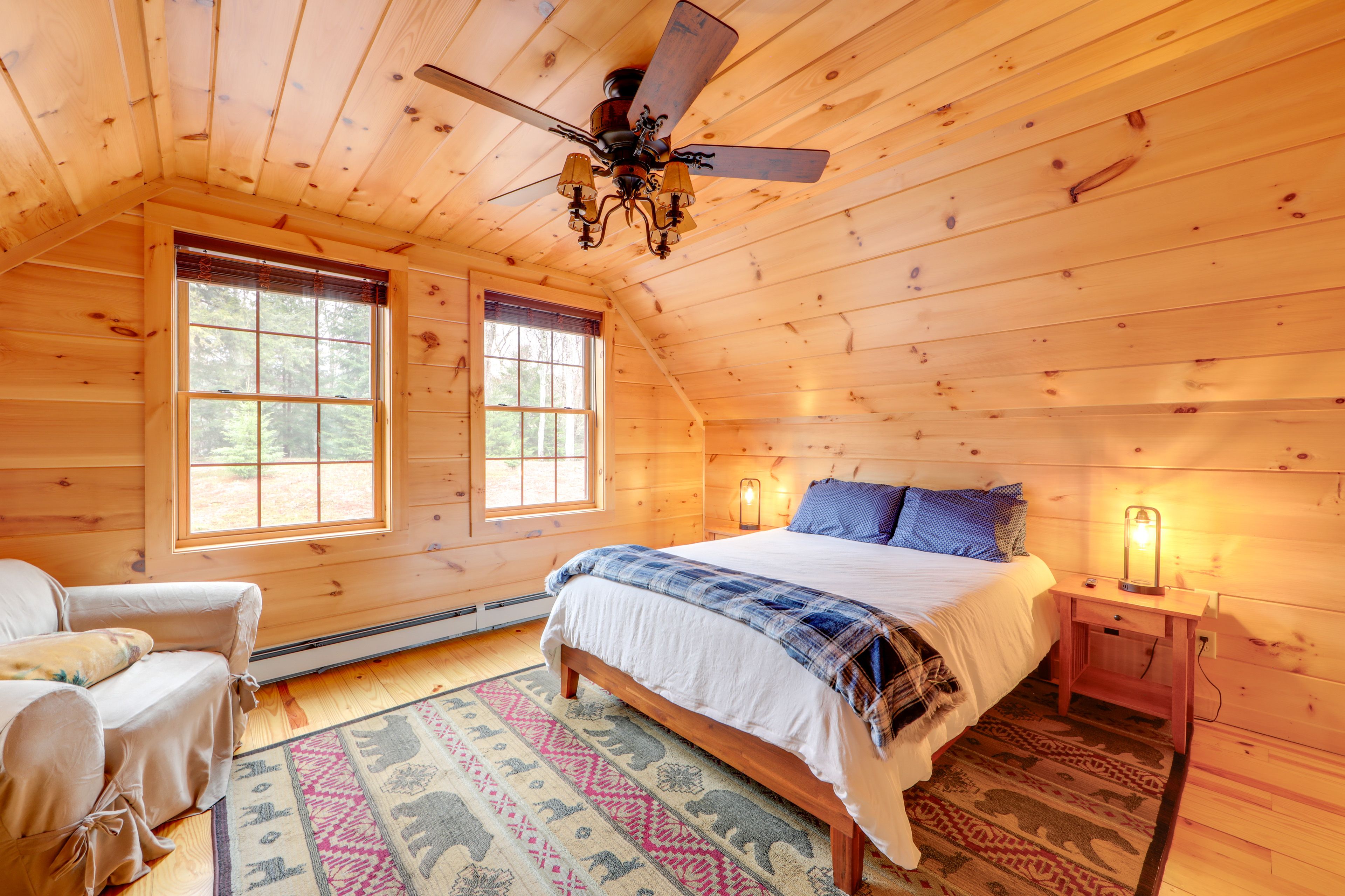 Bedroom 3 | Queen Bed | Work Desk | Upper Level