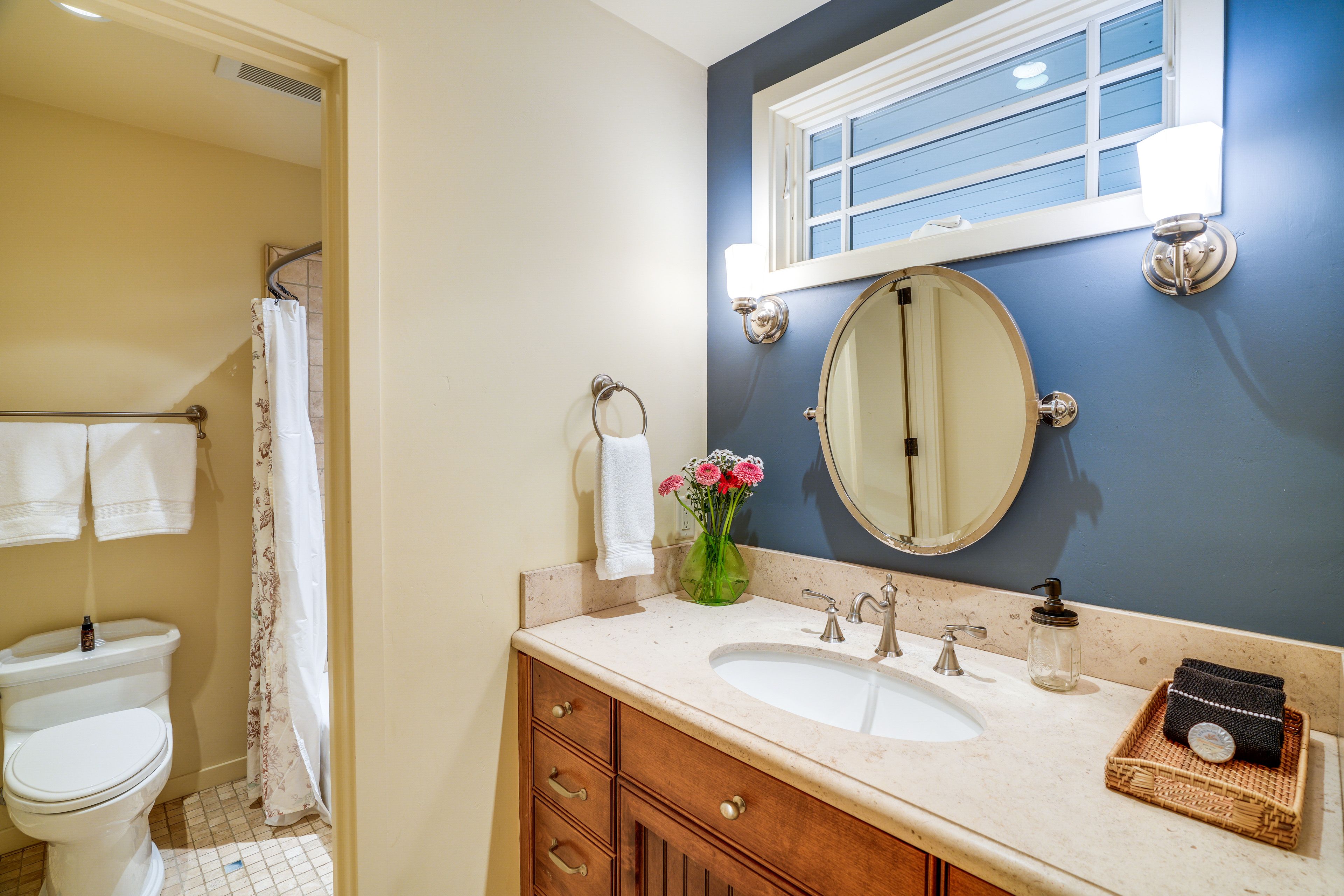Full Bathroom | 1st Floor | Towels Provided