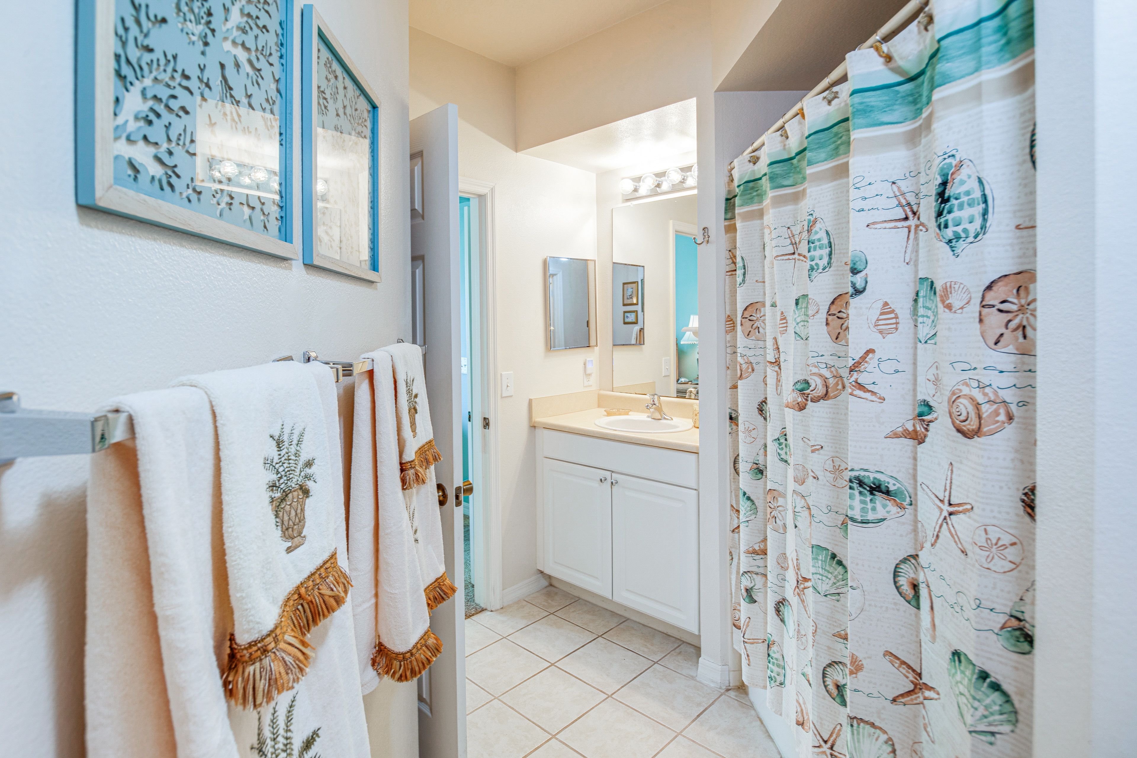 Full Bathroom | Towels Provided