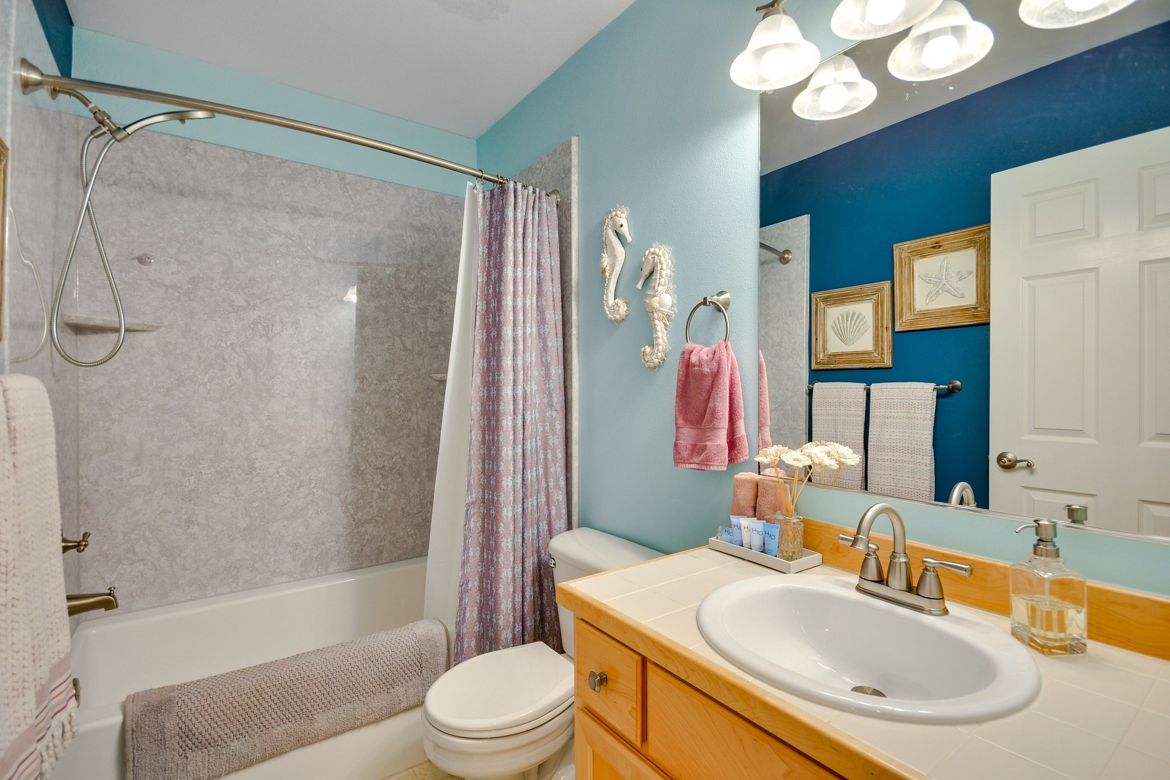 Full Bathroom | Complimentary Toiletries | 3rd Floor