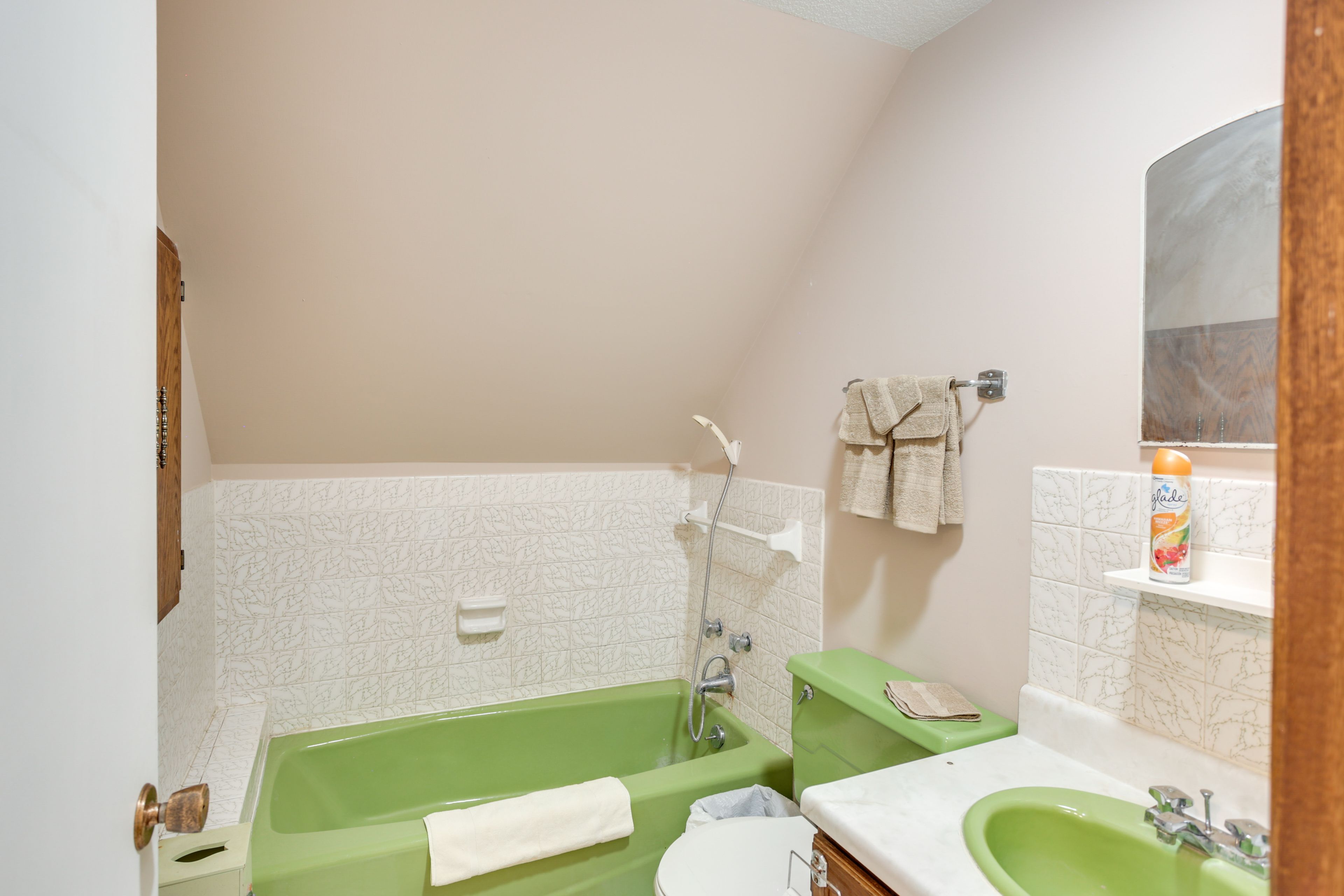 Full Bathroom | 2nd Floor | Complimentary Toiletries