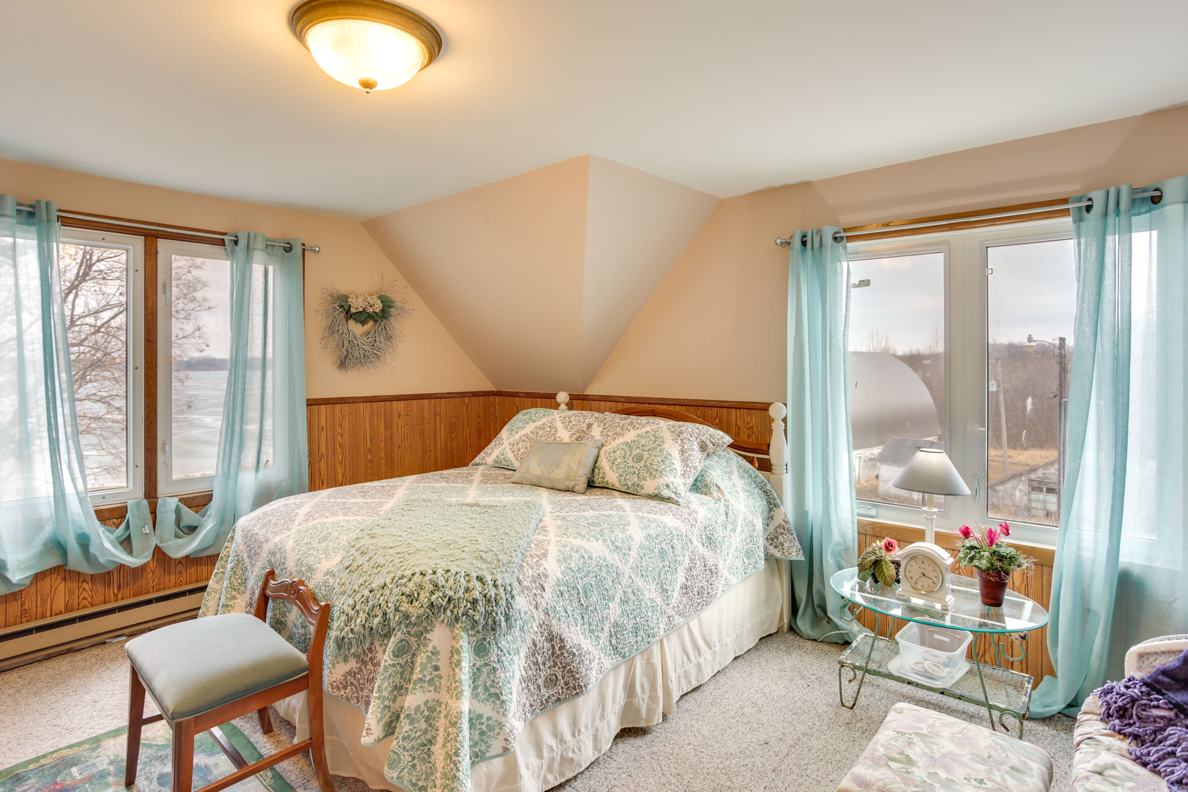 Bedroom 2 | 2nd Floor | Queen Bed