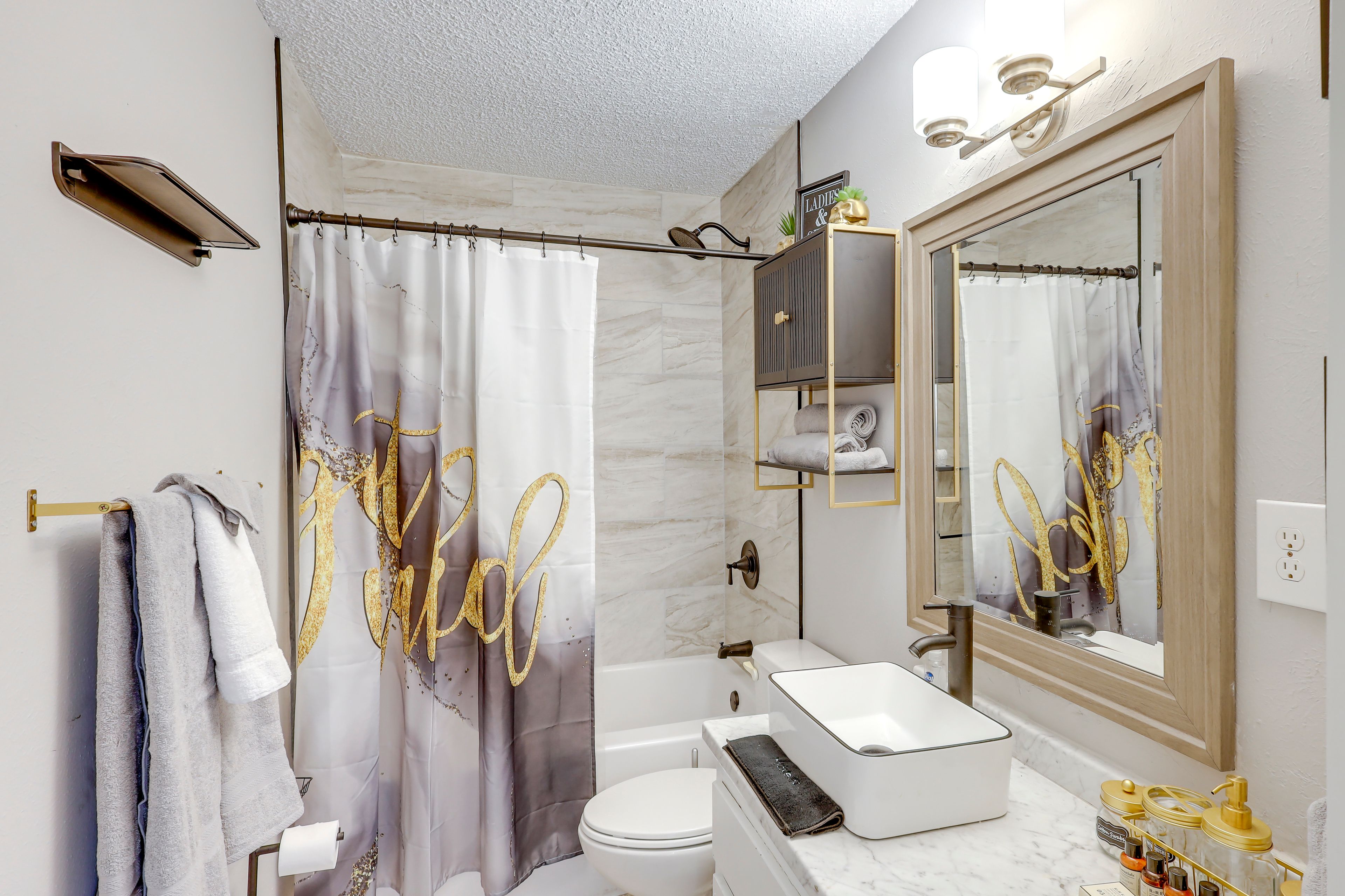 Full Bathroom | Towels Provided | Hair Dryer