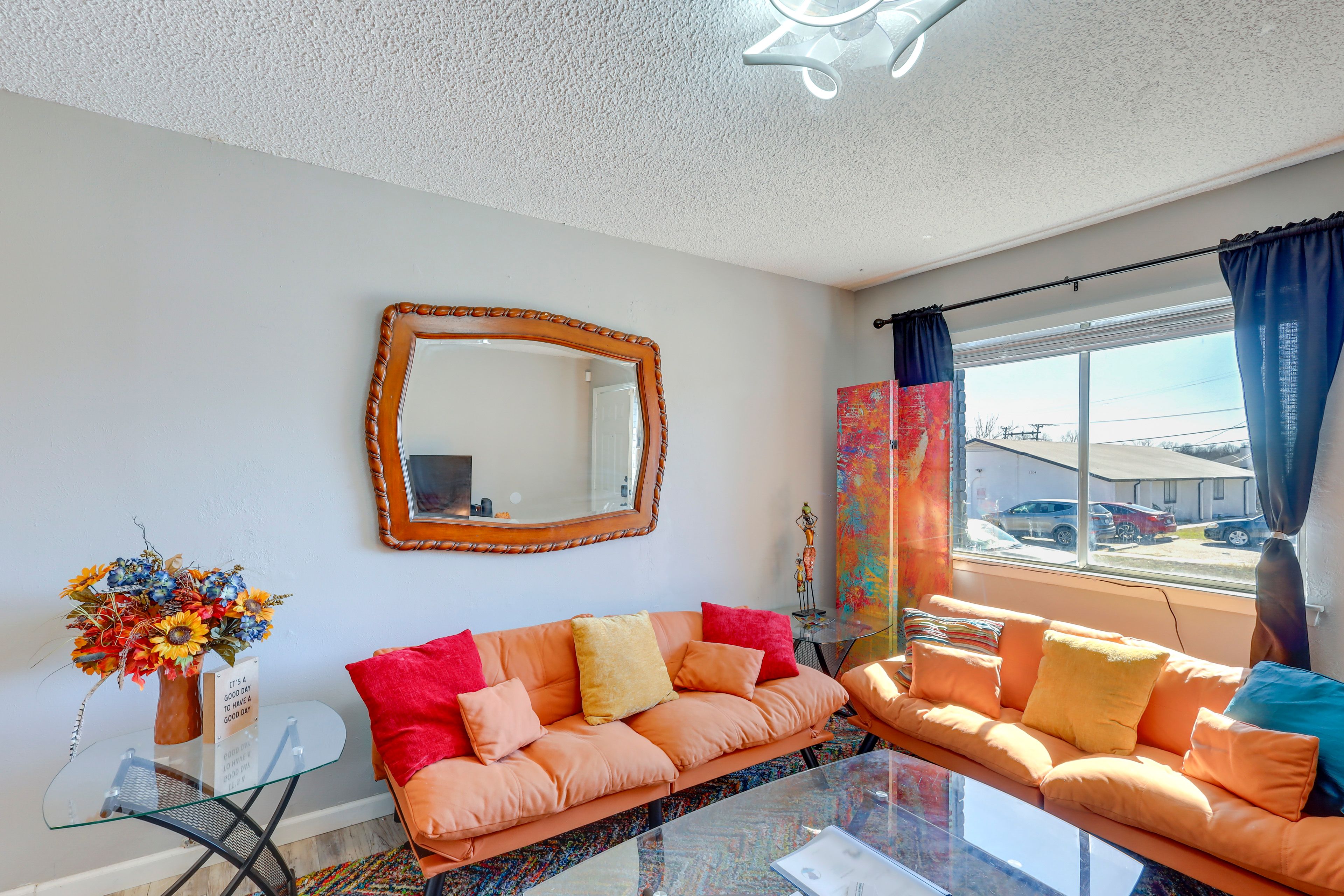 Living Room | Futon | Smart TV w/ Netflix
