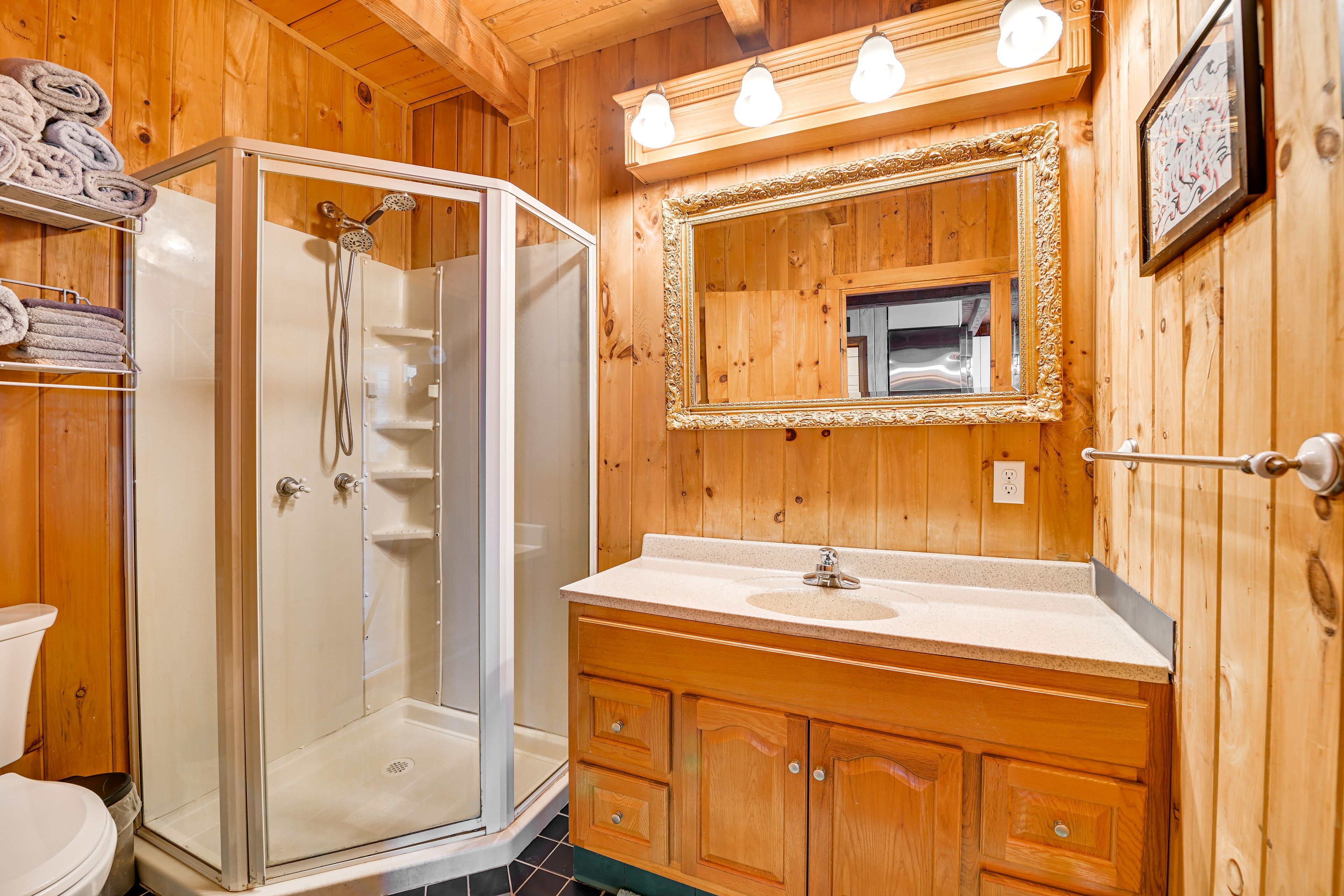 Full Bathroom | 2nd Floor | Towels Provided | Complimentary Toiletries