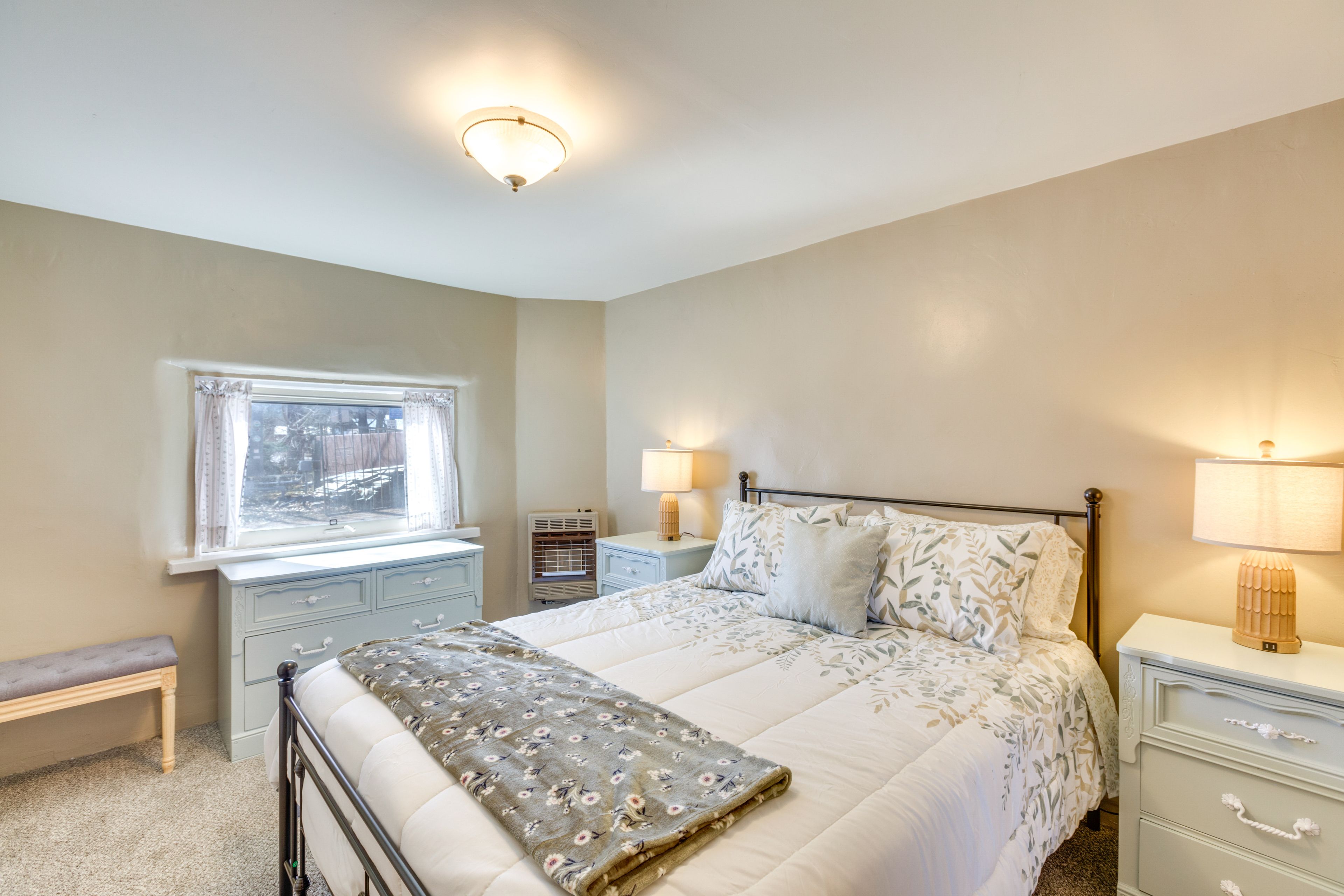 Bedroom 1 | Queen Bed