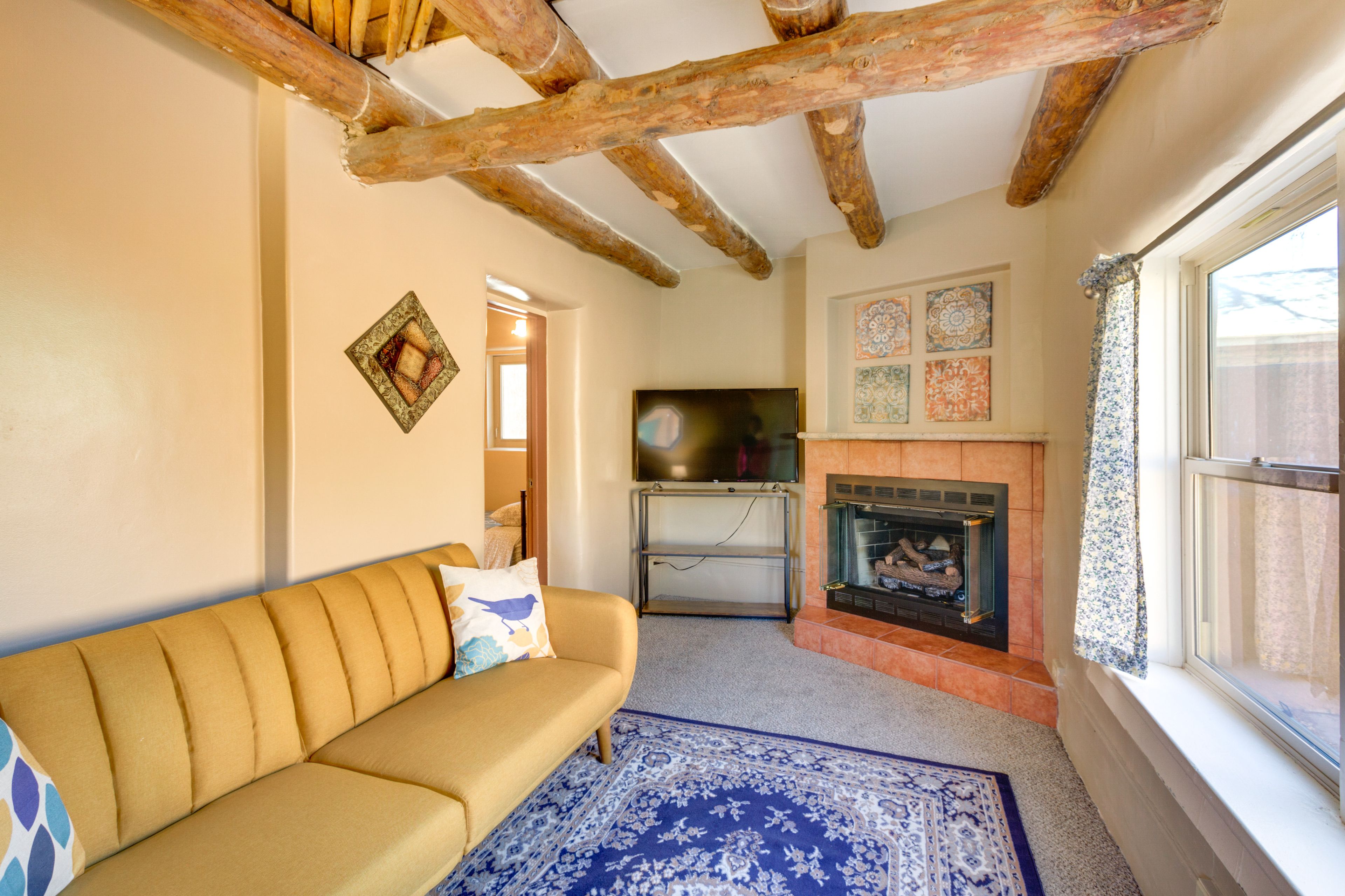 Living Room | Smart TV | Gas Fireplace | Free WiFi