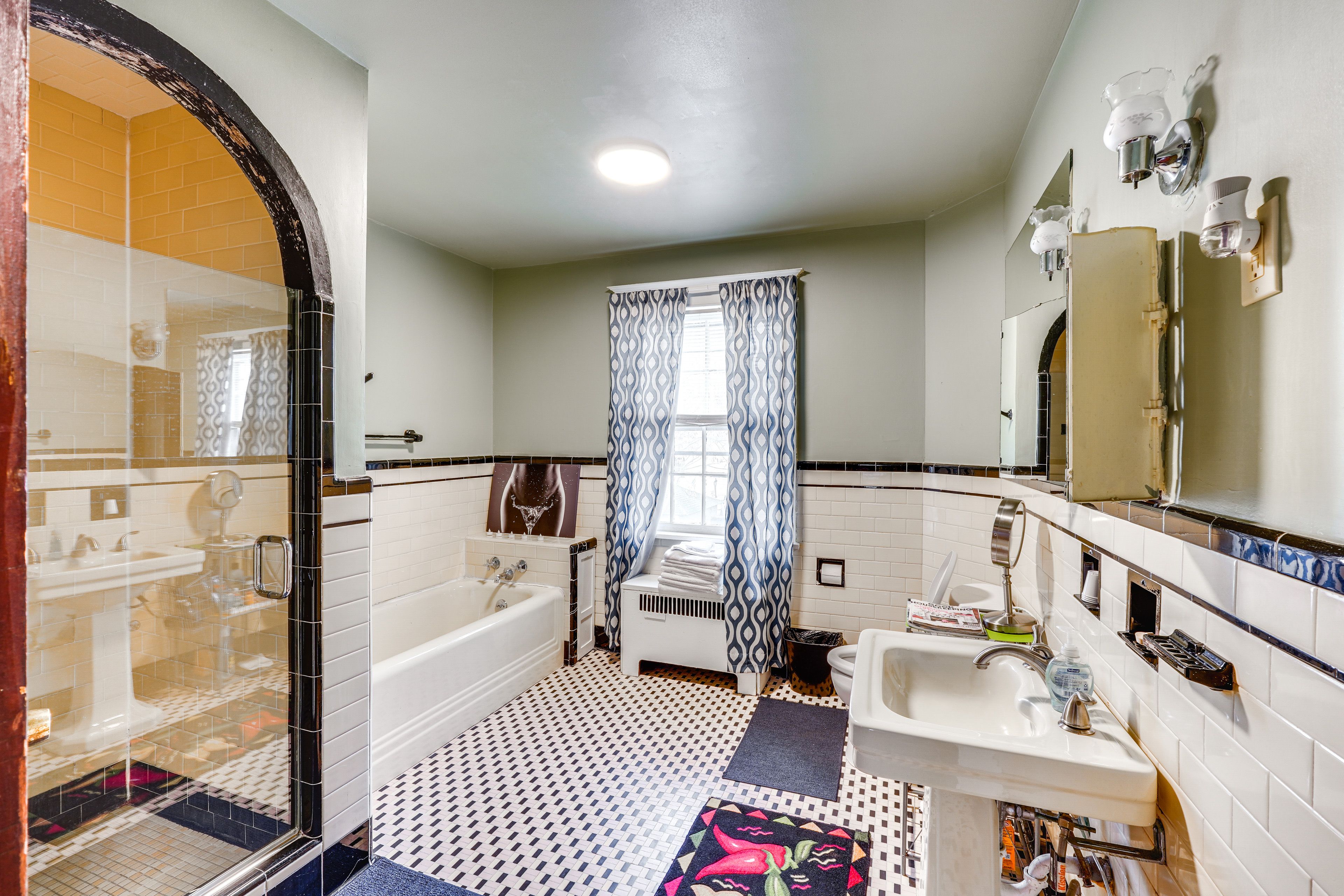 Full Bathroom | Towels Provided | Complimentary Toiletries | Hair Dryer