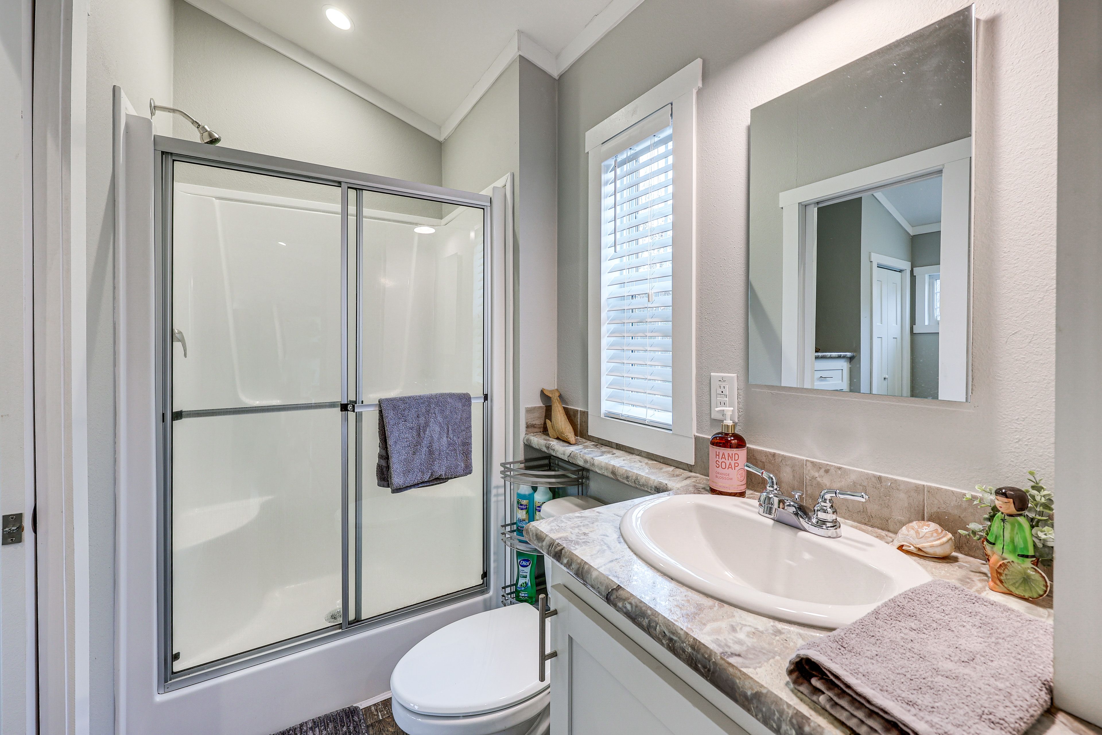 Full Bathroom | Complimentary Toiletries