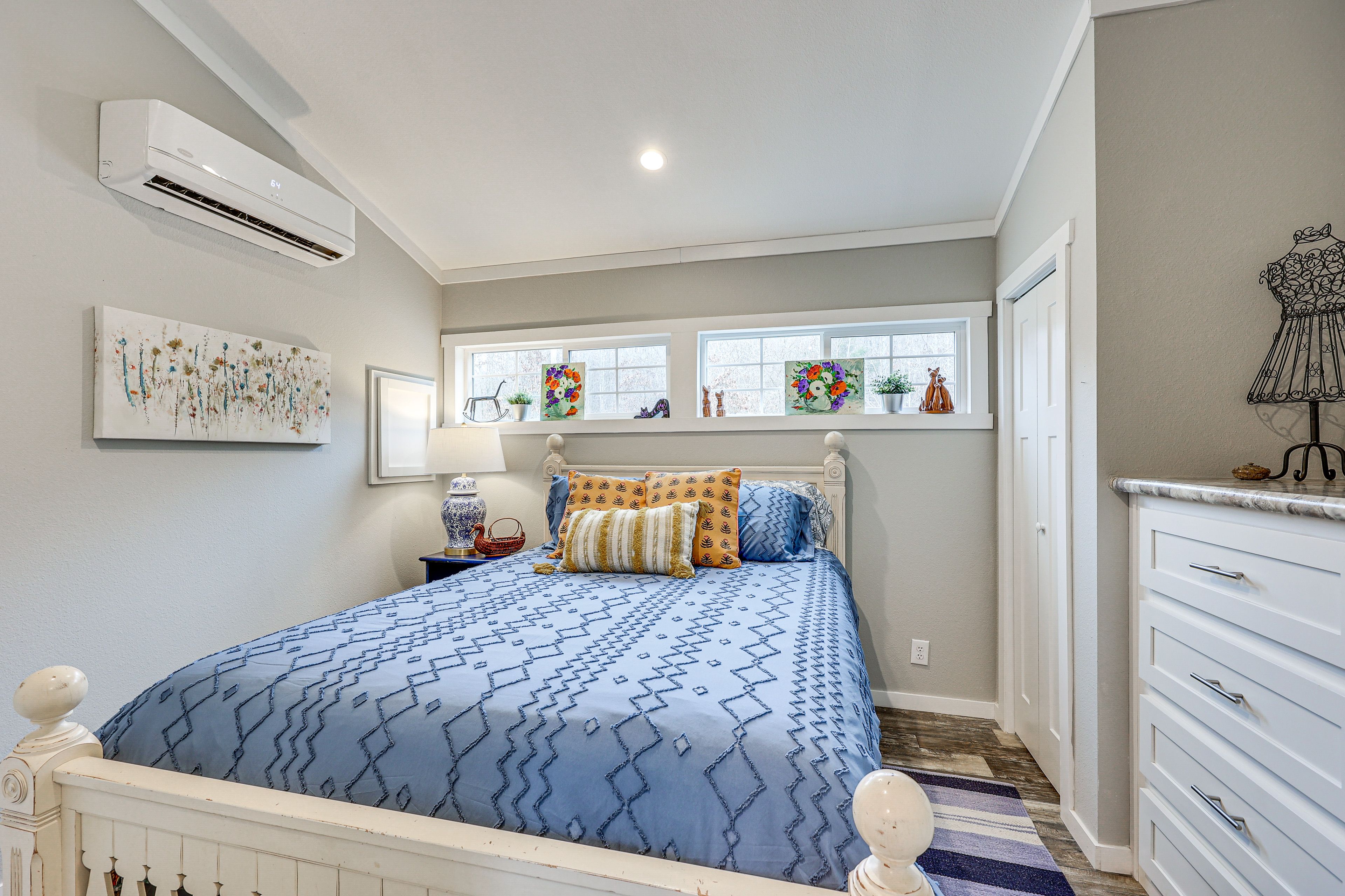 Bedroom | Queen Bed | Linens/Towels Provided