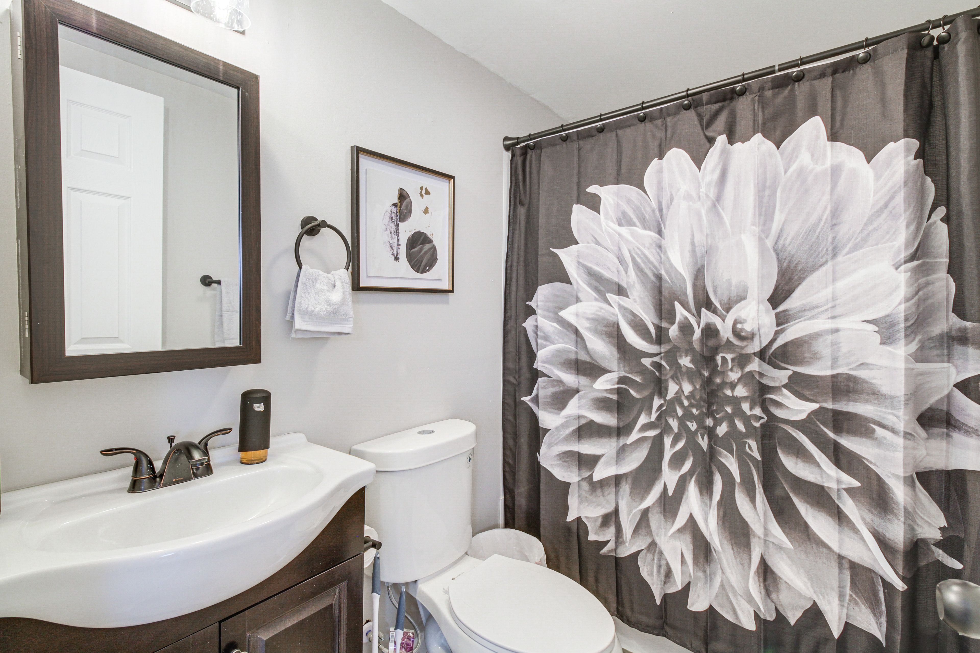 Full Bathroom | Towels Provided