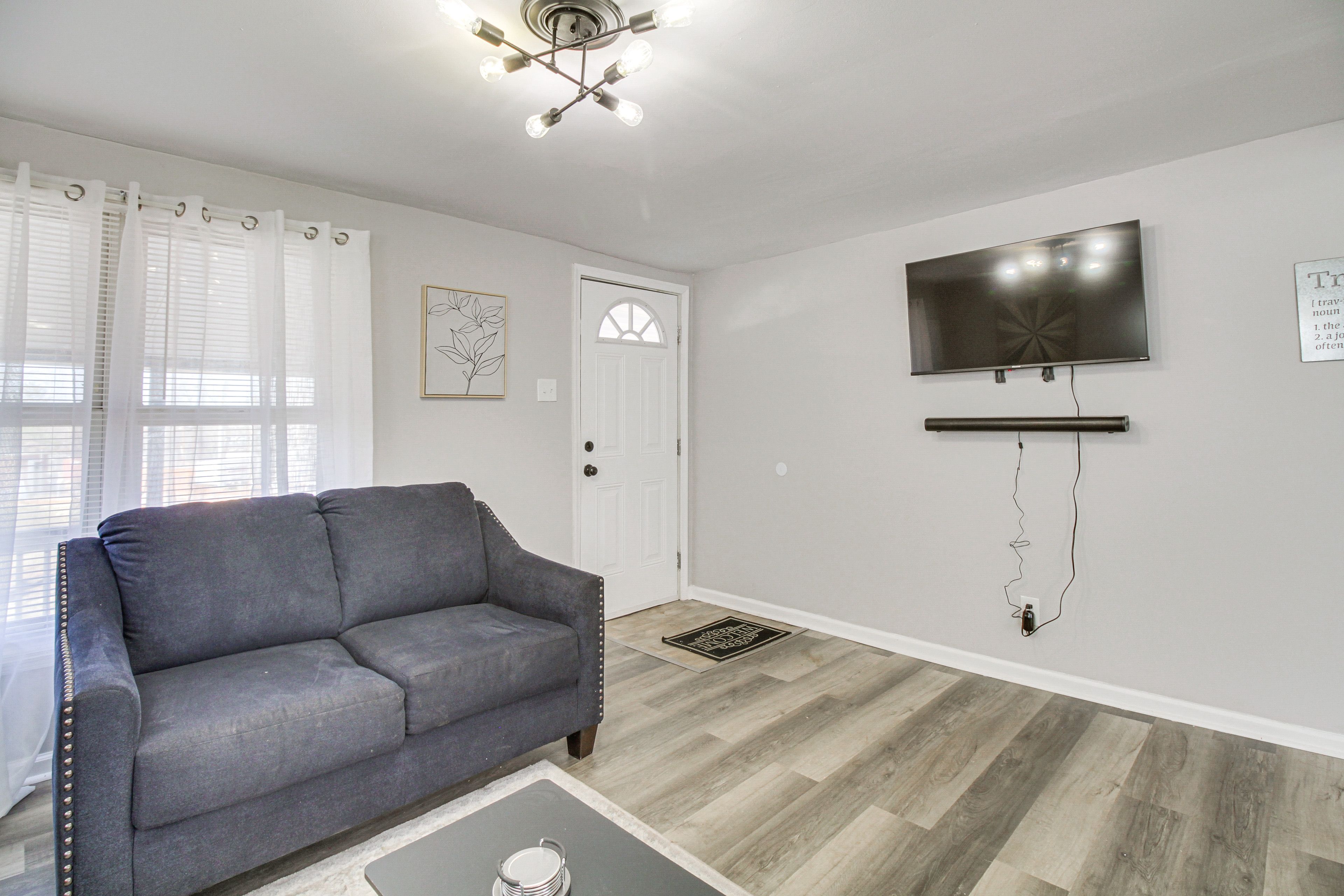 Living Room | Smart TV | Central A/C + Heating