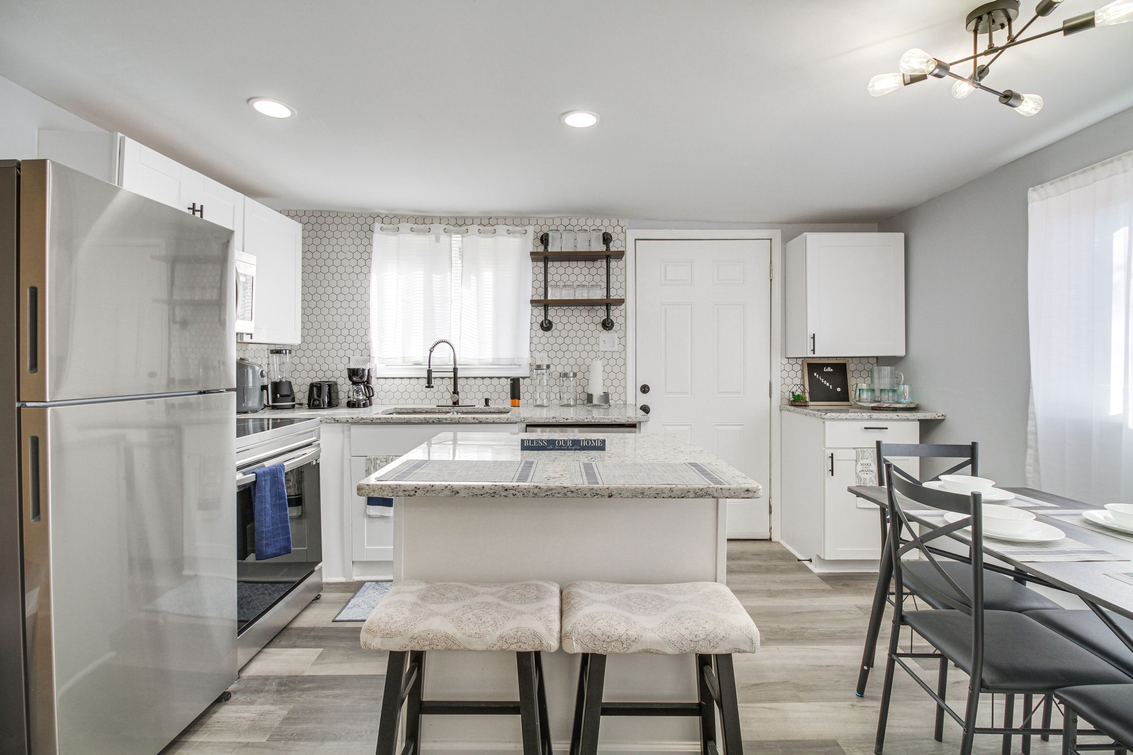 Gladstone Vacation Rental | 3BR | 2BA | Steps Required | 900 Sq Ft