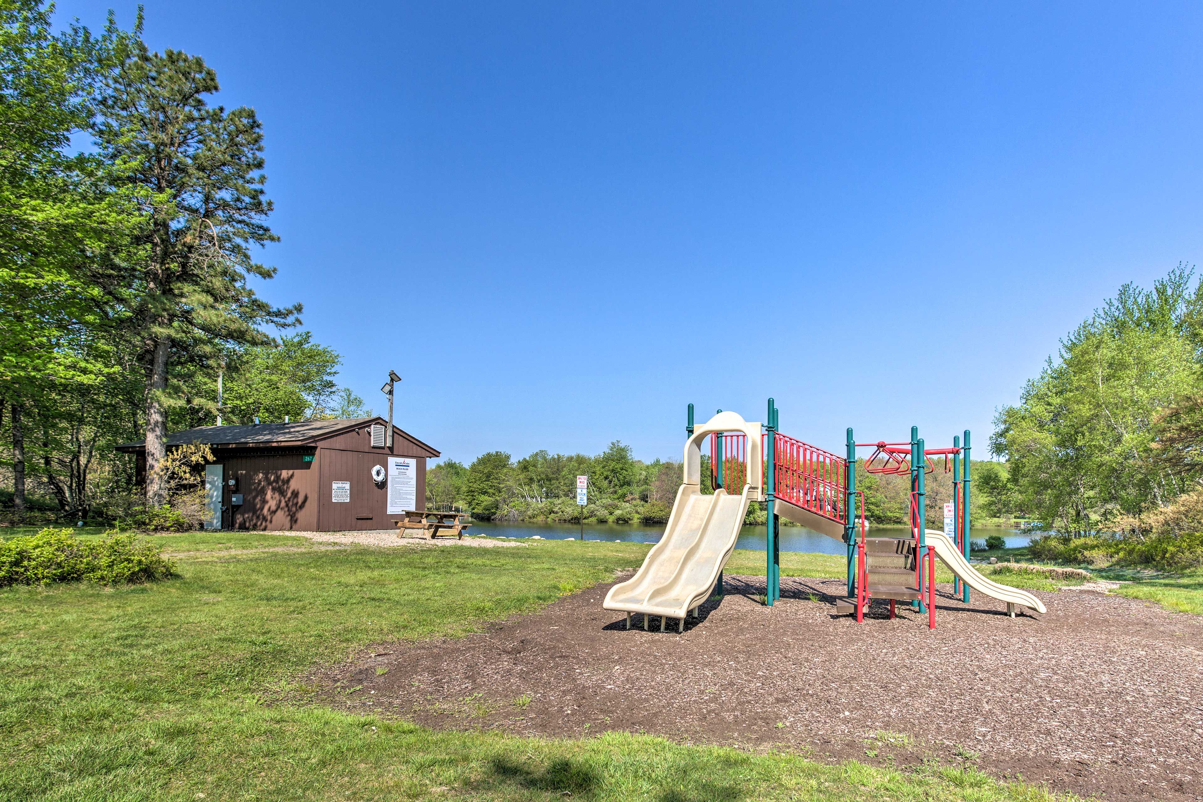 Emerald Lake Community Amenities | Lakeside Beaches & Playgrounds