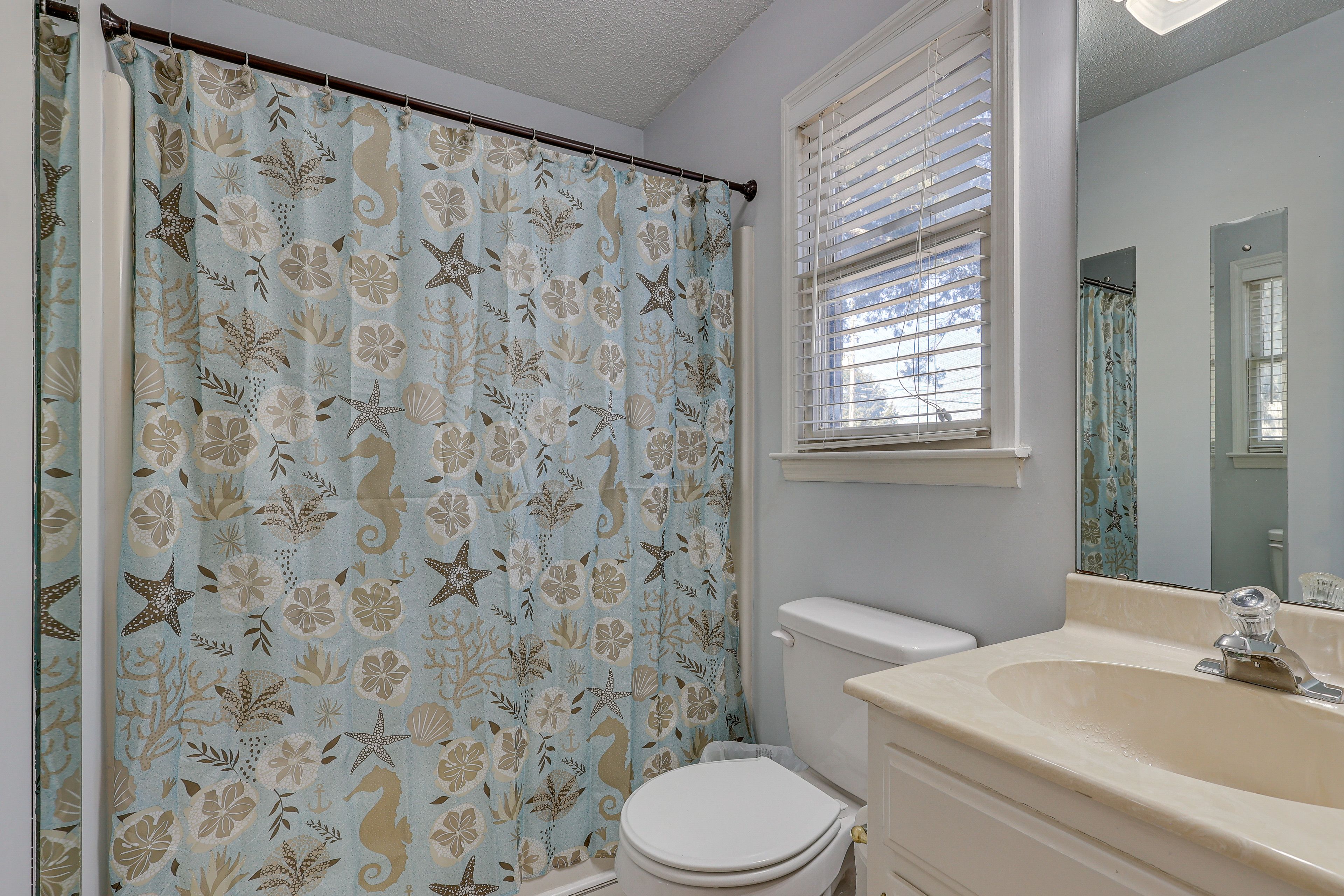 Full Bathroom | Towels Provided