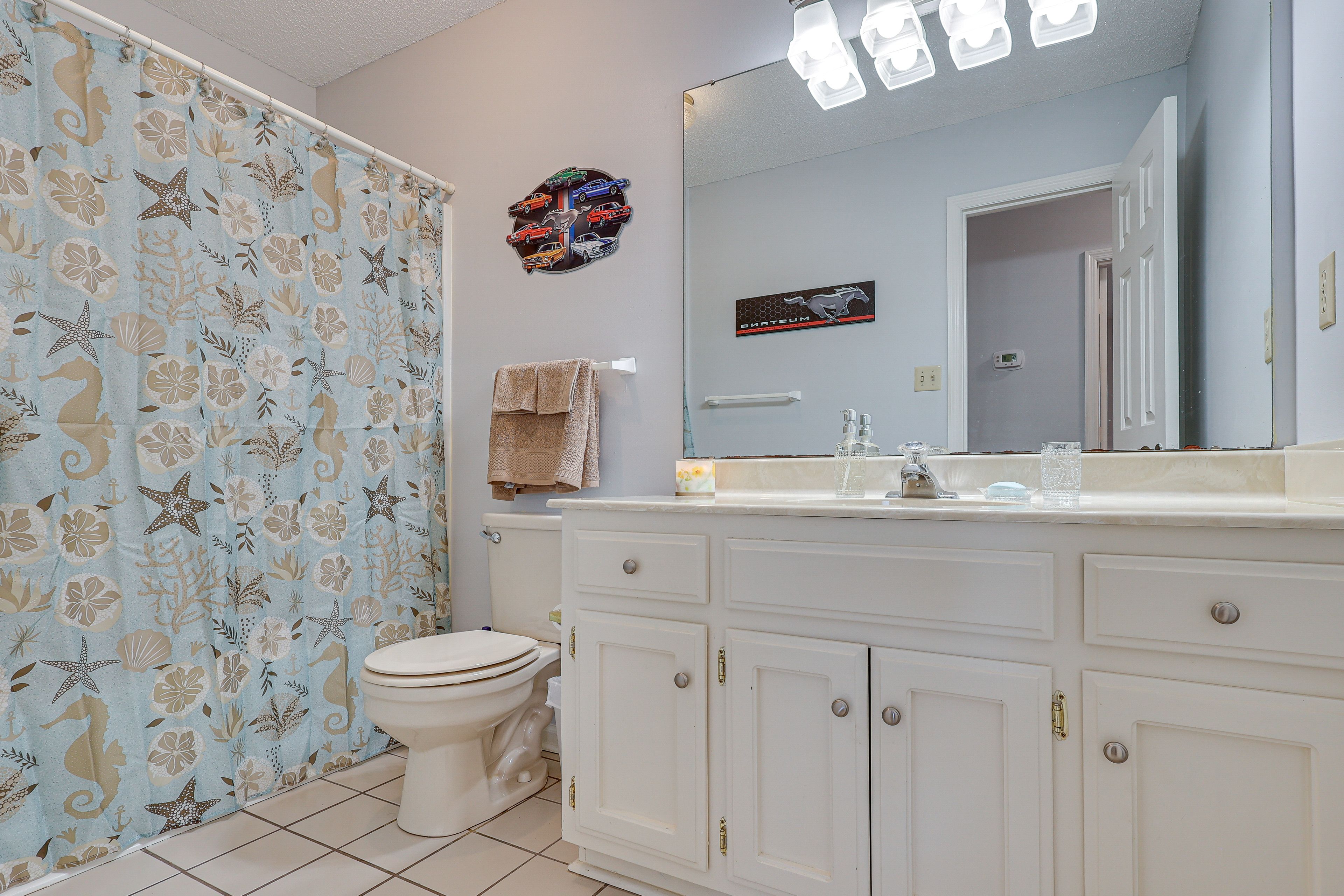 Full Bathroom | Complimentary Toiletries