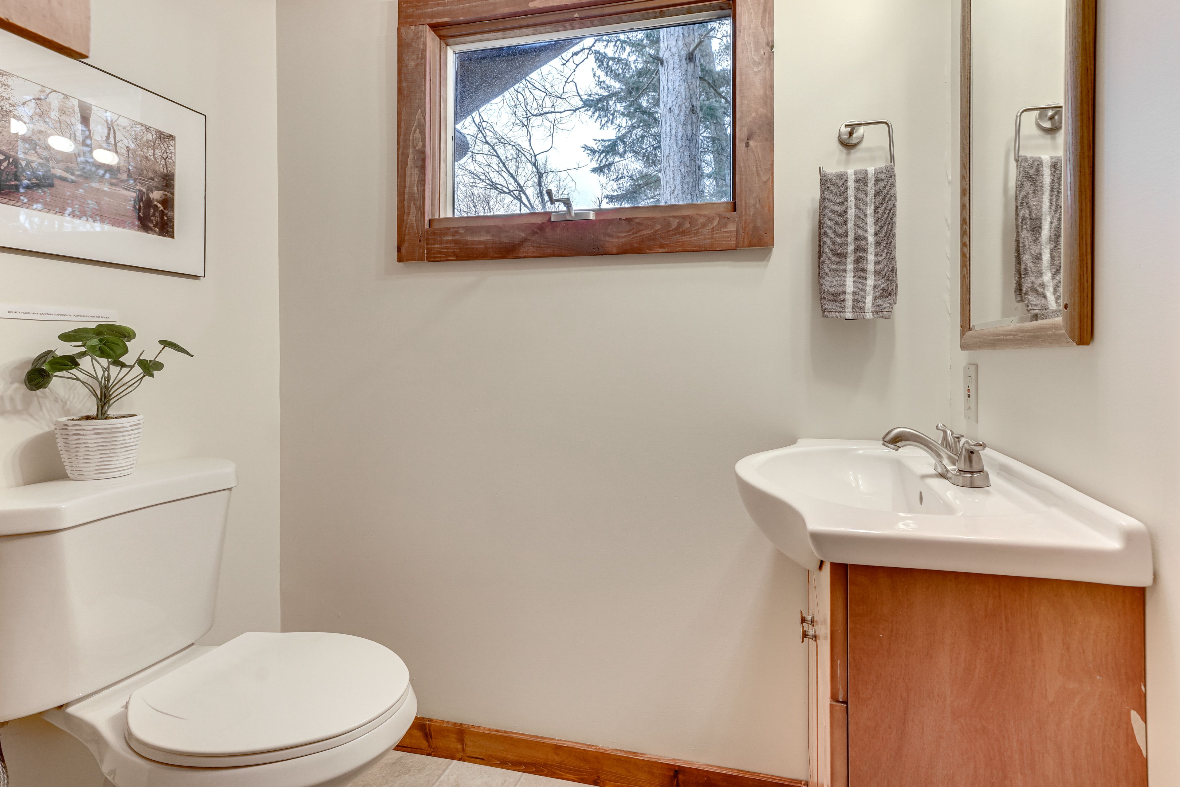 Full Bathroom | Complimentary Toiletries | Towels Provided
