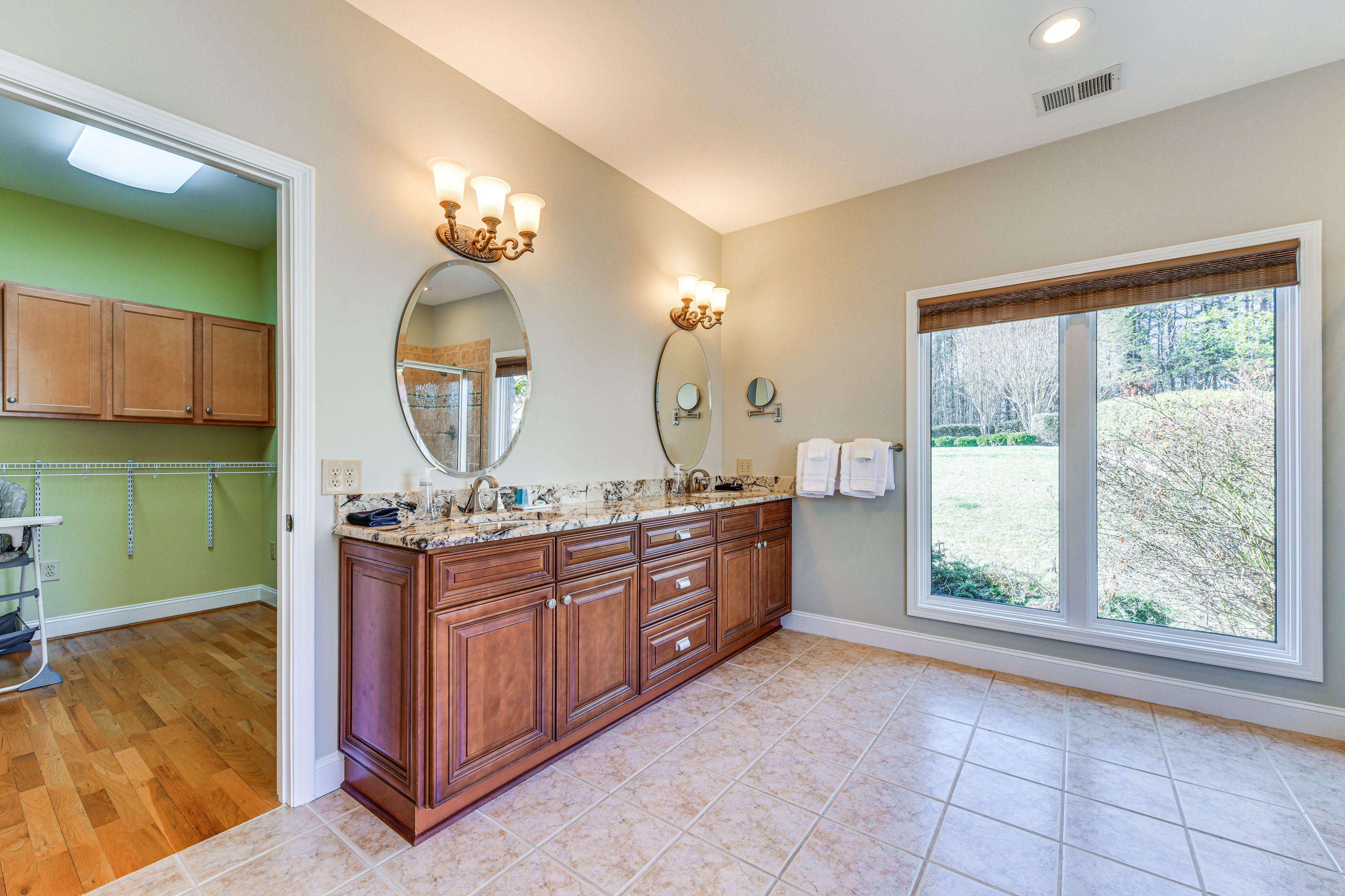 Full Bathroom | 1st Floor | Hair Dryer | Jetted Tub