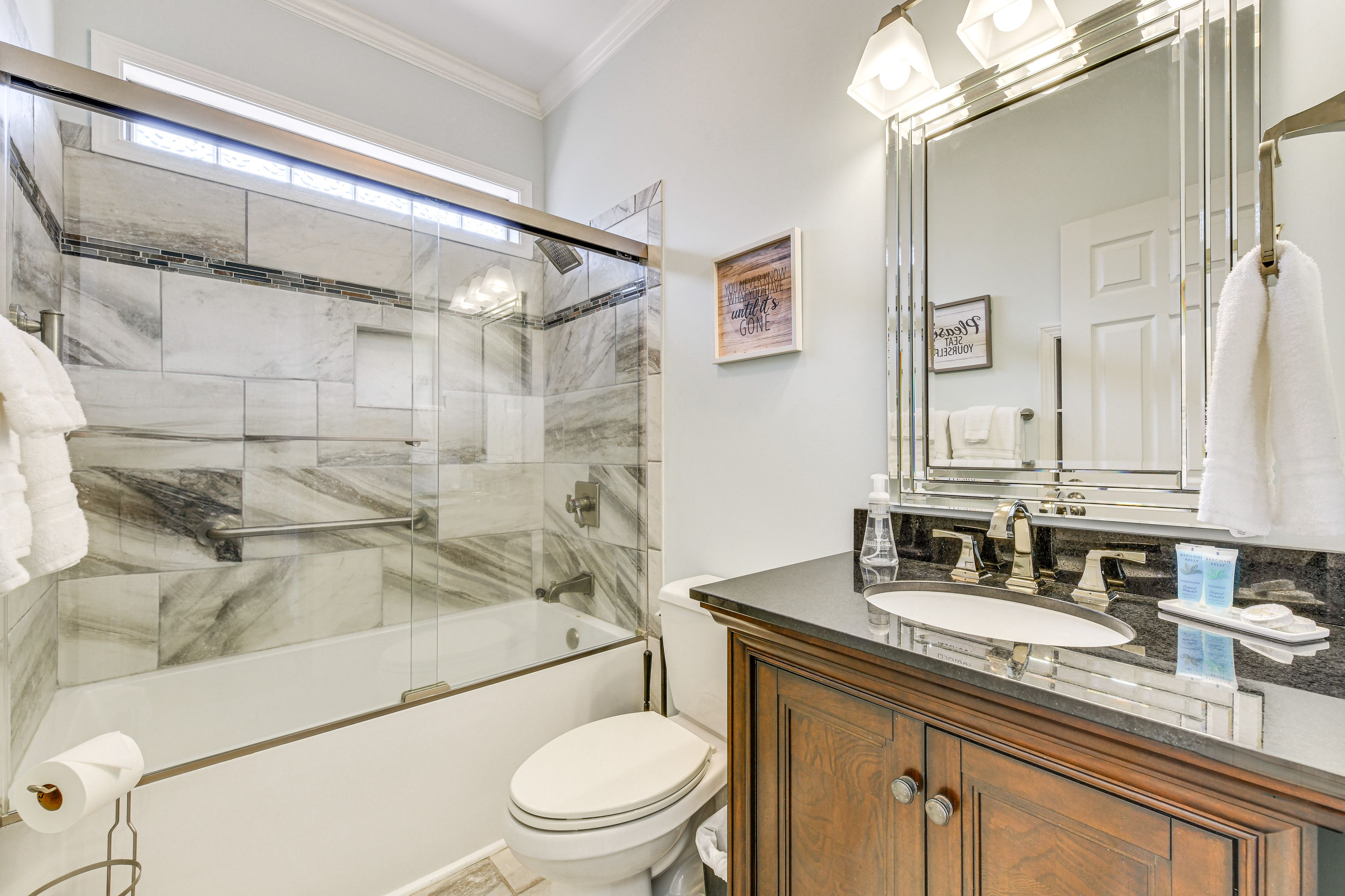 Full Bathroom | 1st Floor | Towels Provided | Complimentary Toiletries