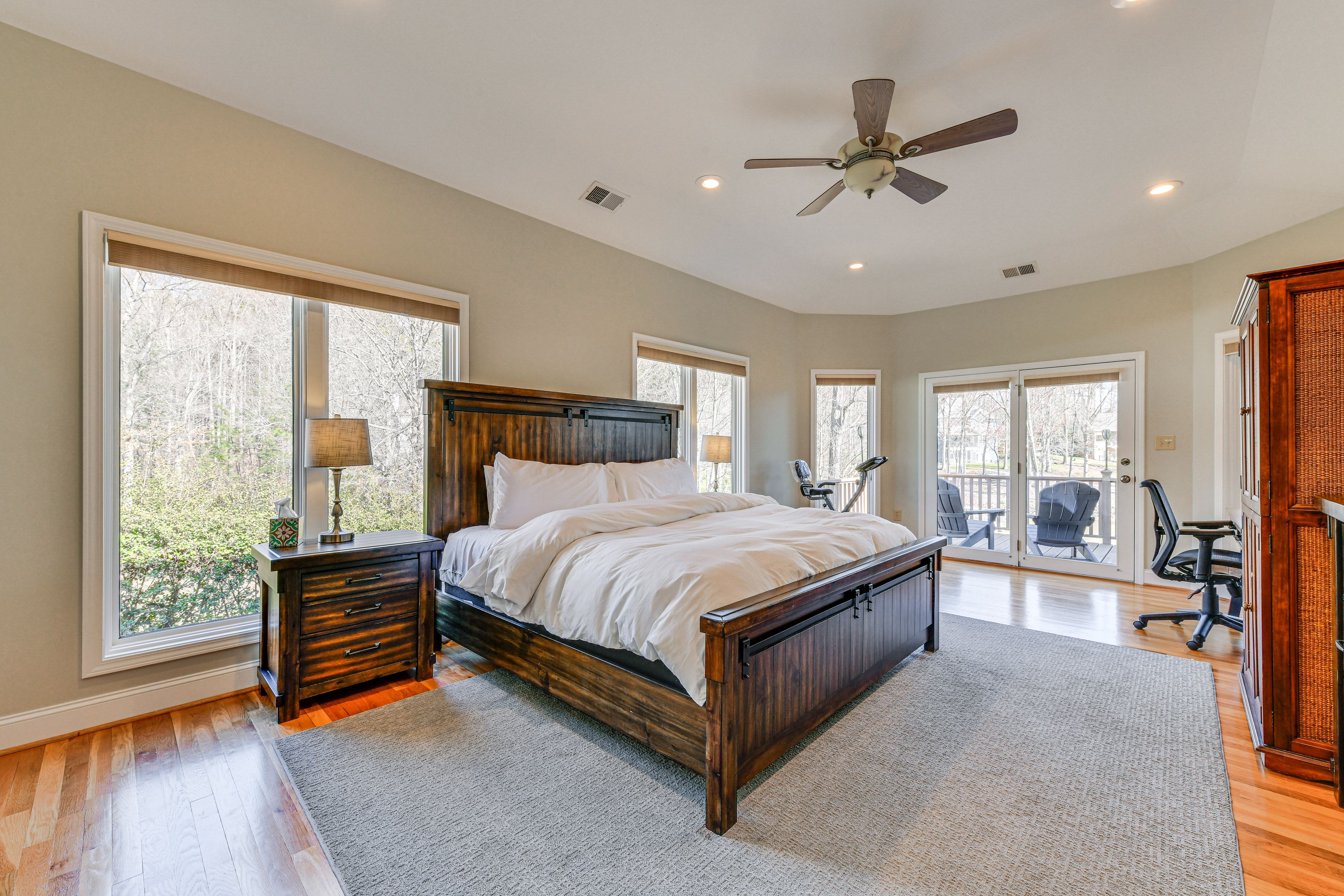 Bedroom 1 | King Bed | 1st Floor | Linens Provided | En-Suite