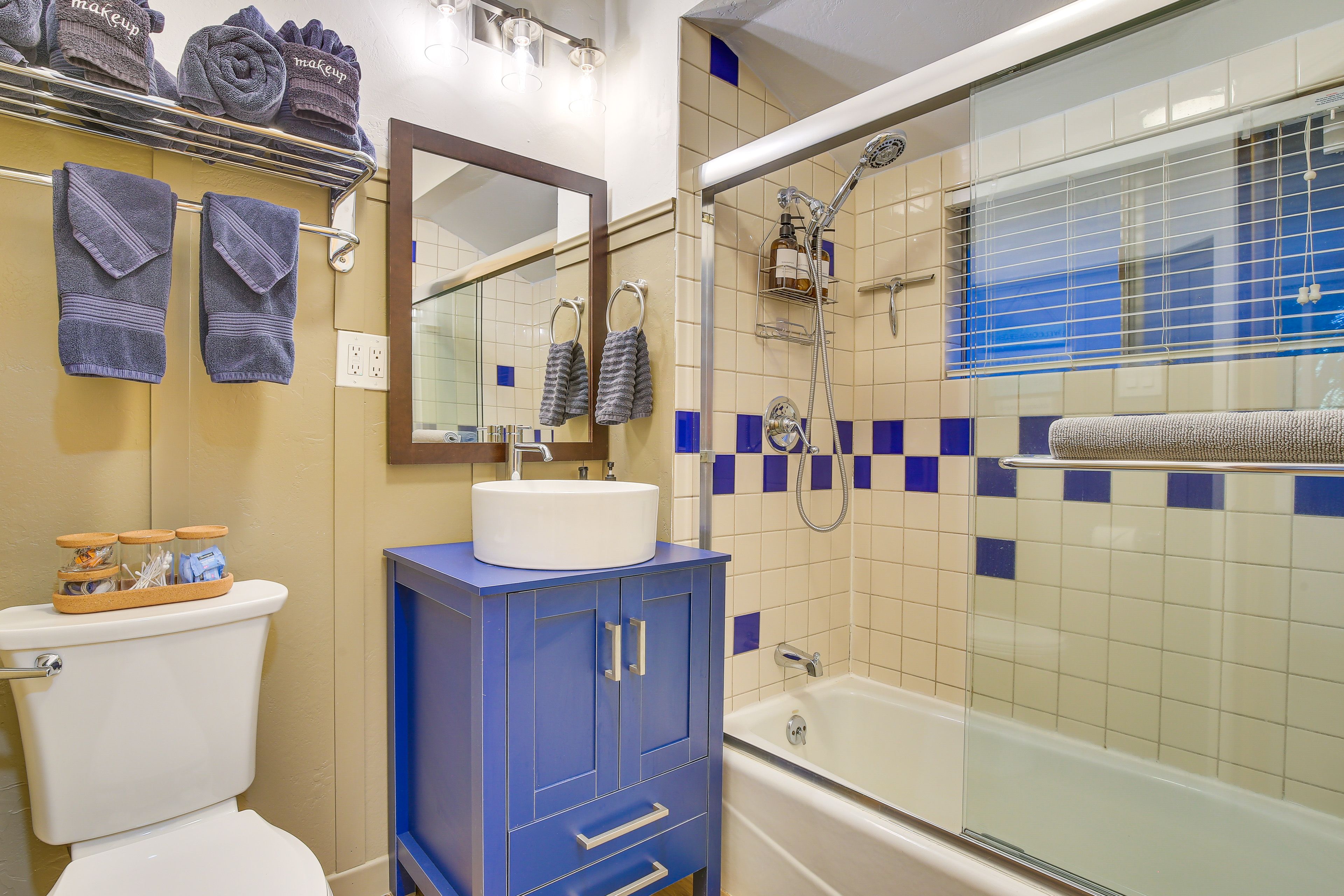 Full Bathroom | Towels Provided | Complimentary Toiletries | 1st Floor