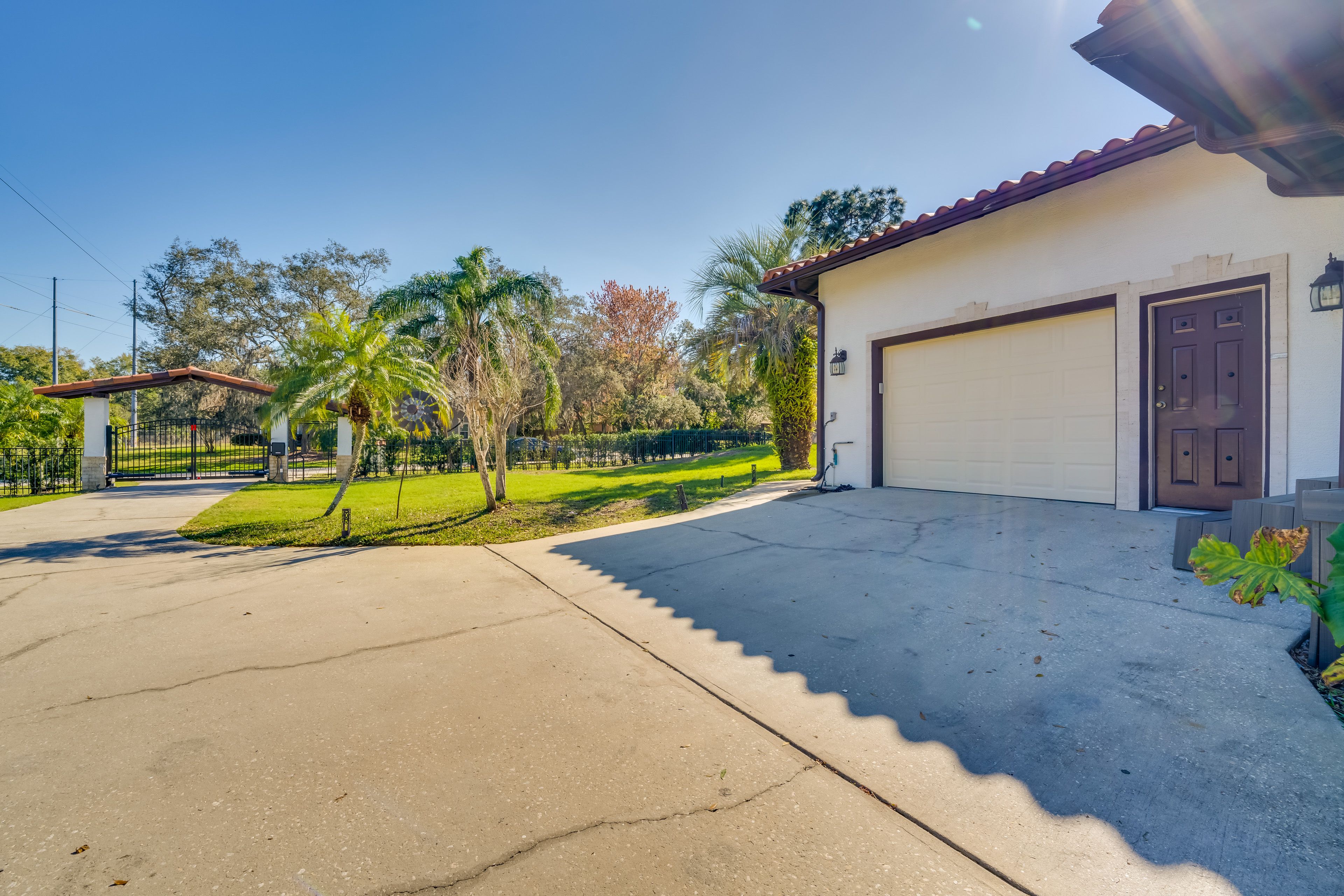 Parking | Driveway (6 Vehicles)
