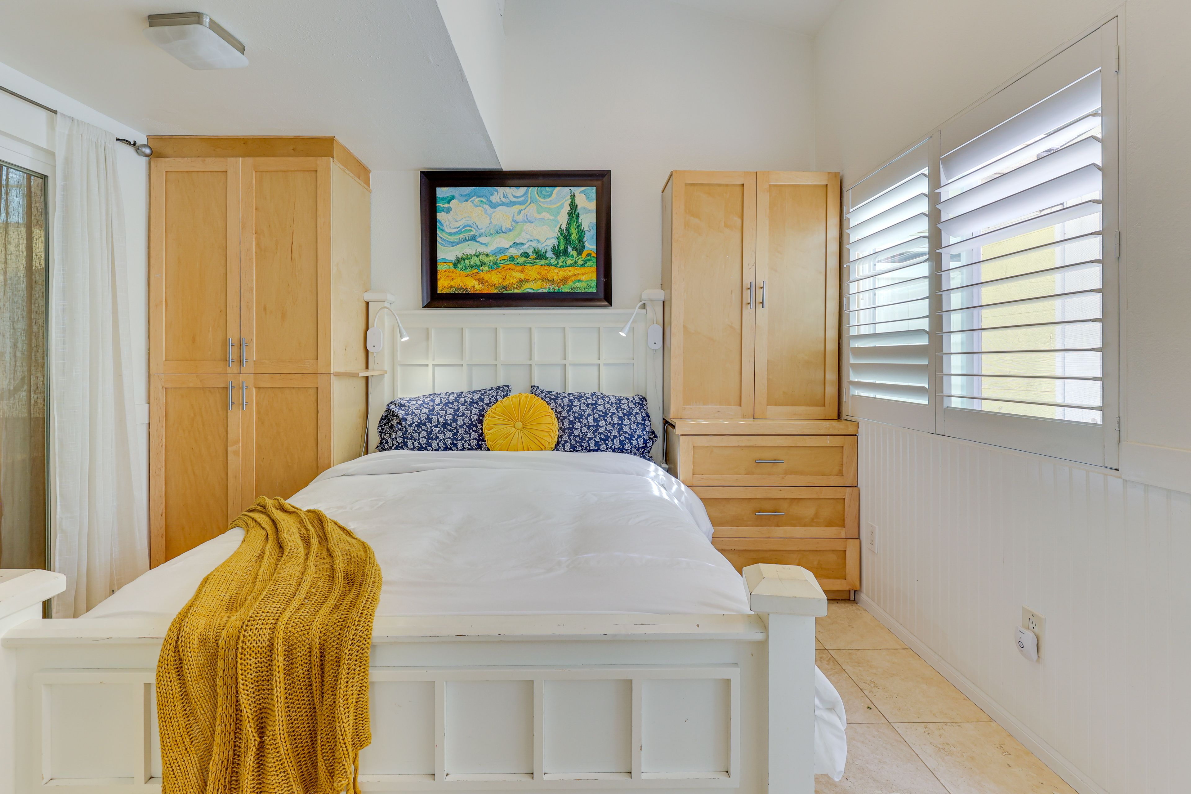 Bedroom | Queen Bed | Linens Provided | Smart TV | Main Level