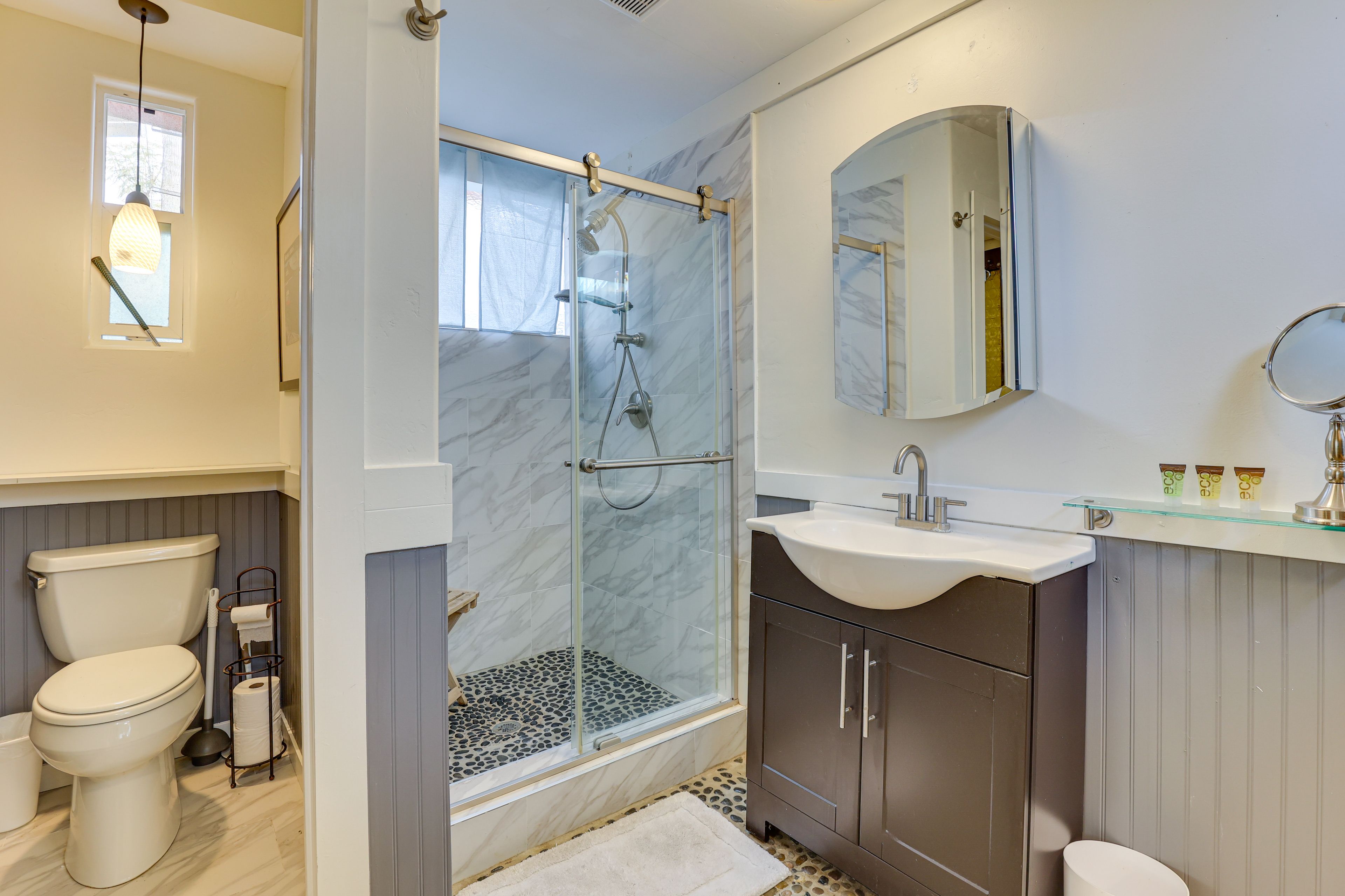 Full Bathroom | Towels Provided | Complimentary Toiletries | Main Level