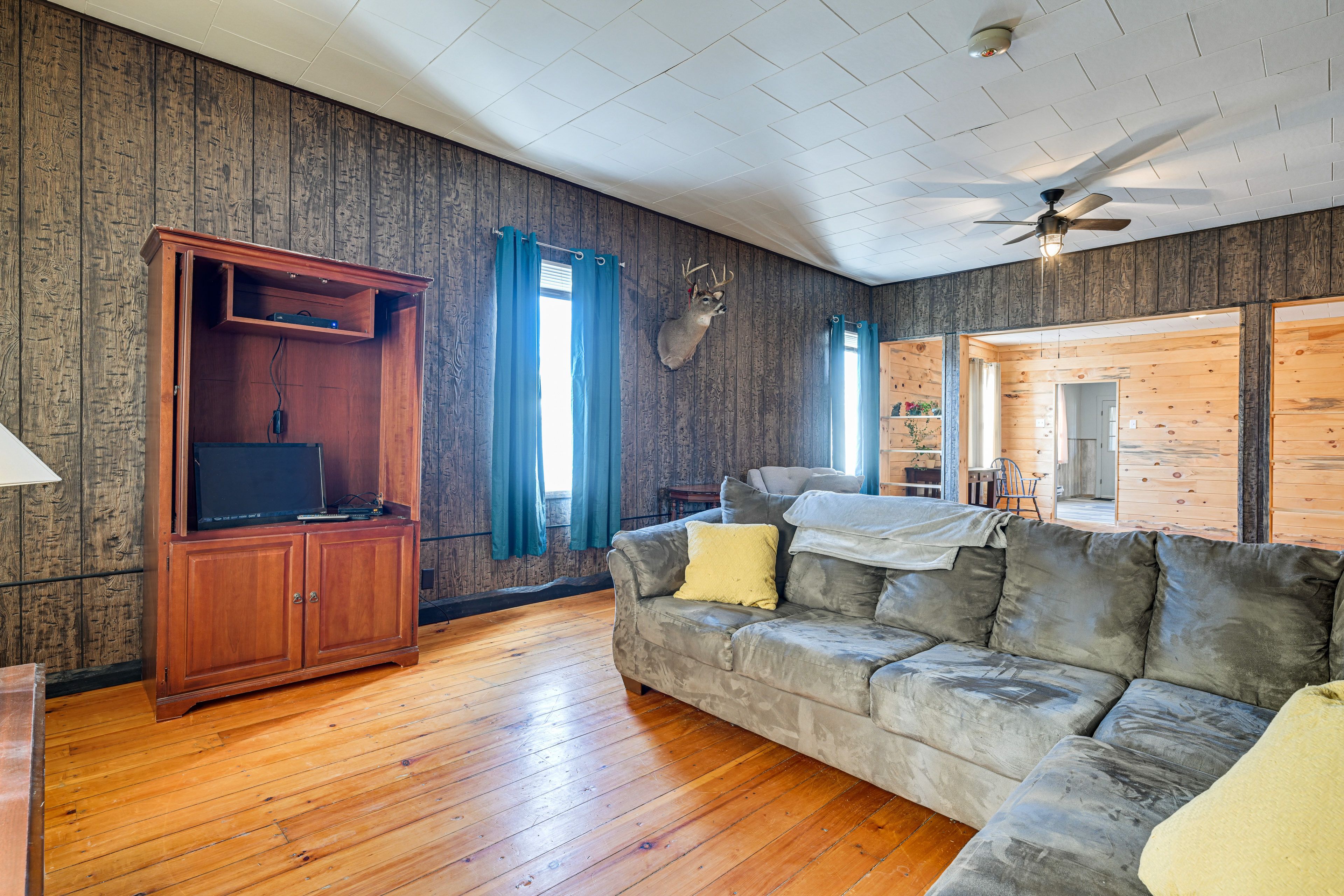 Living Room | Free WiFi | Flat-Screen Cable TV | DVD Player