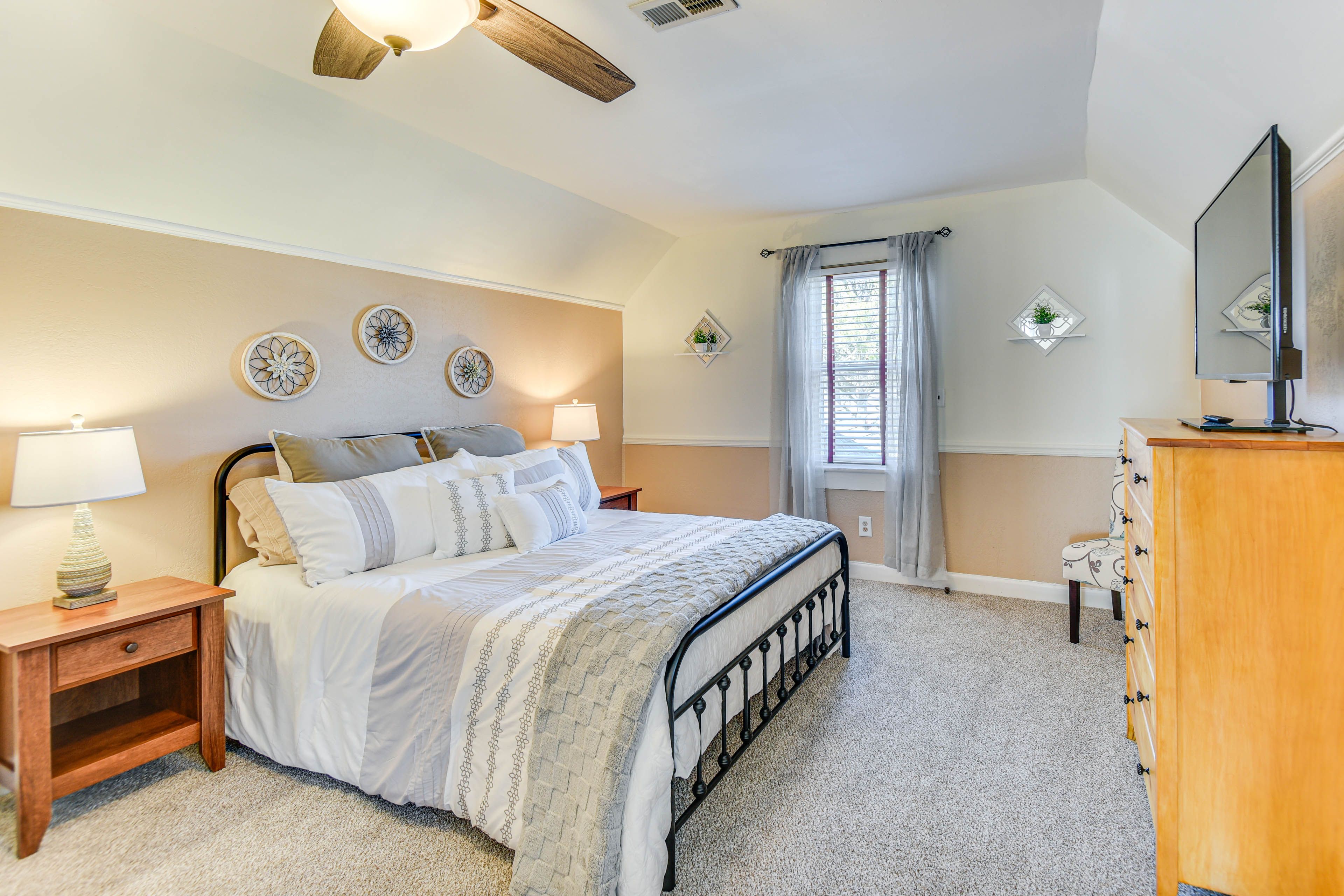 Bedroom 1 | Queen Bed | Walk-In Closet | 2nd Floor