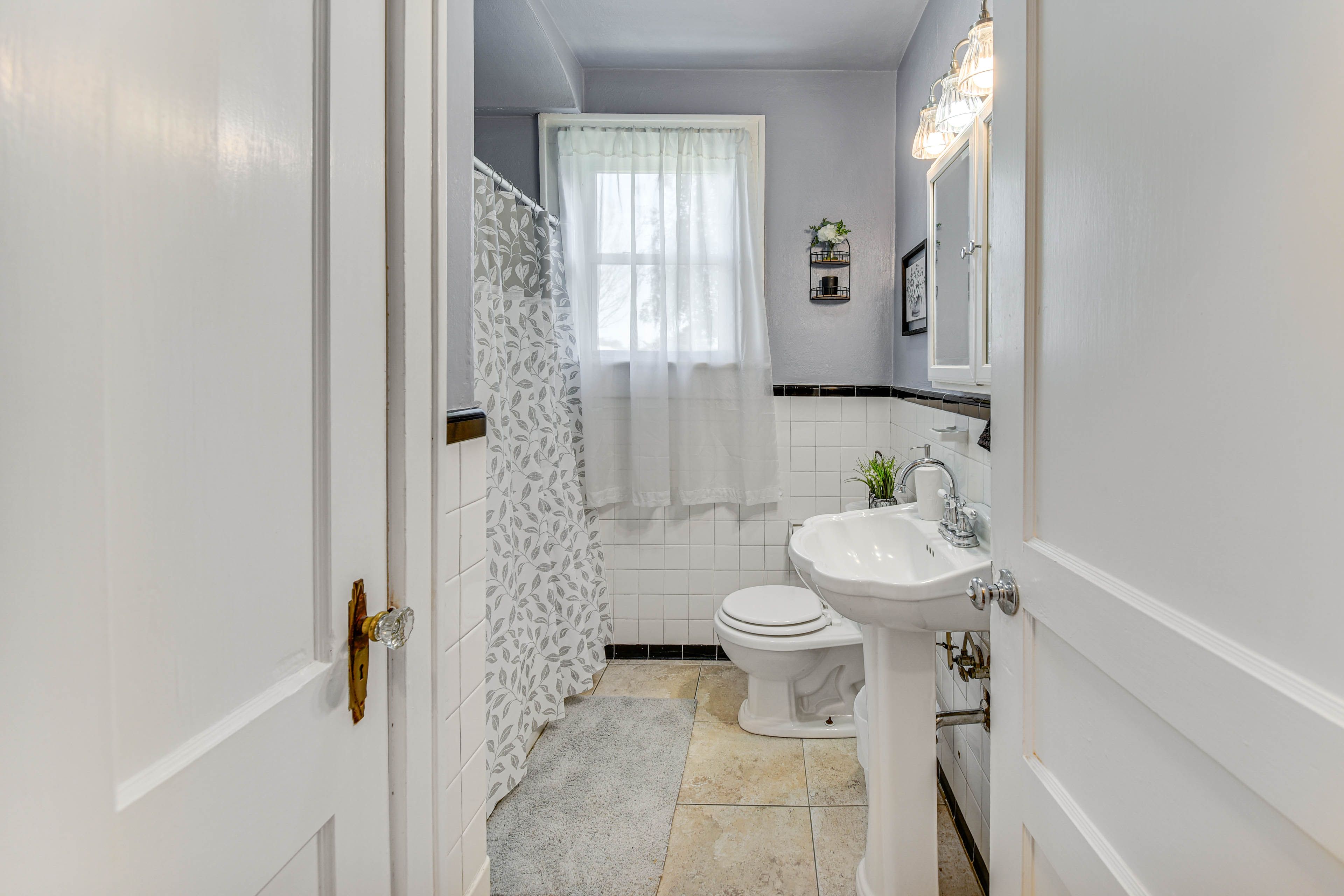 Full Bath | Complimentary Toiletries | 1st Floor