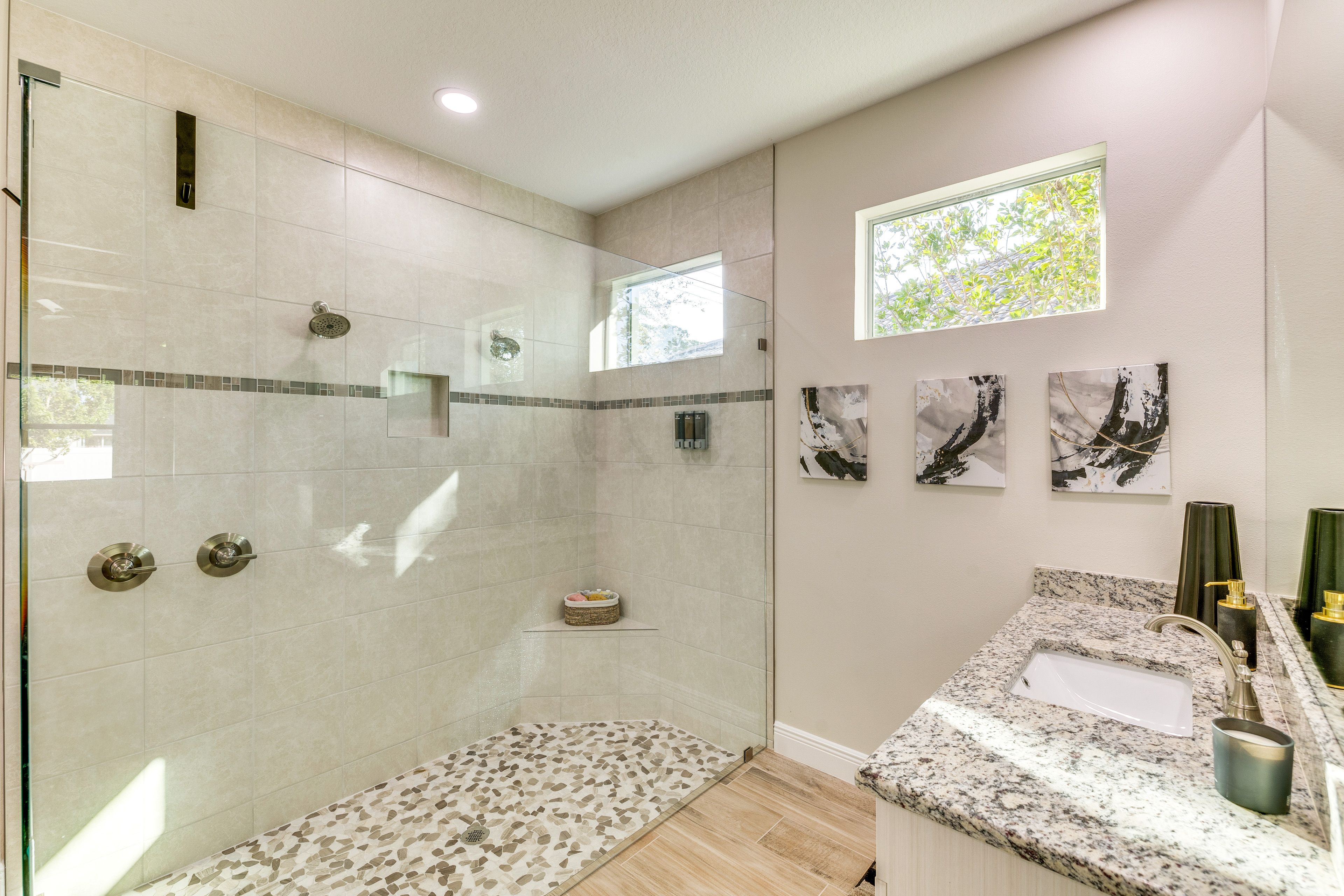 Full Bathroom | Complimentary Toiletries