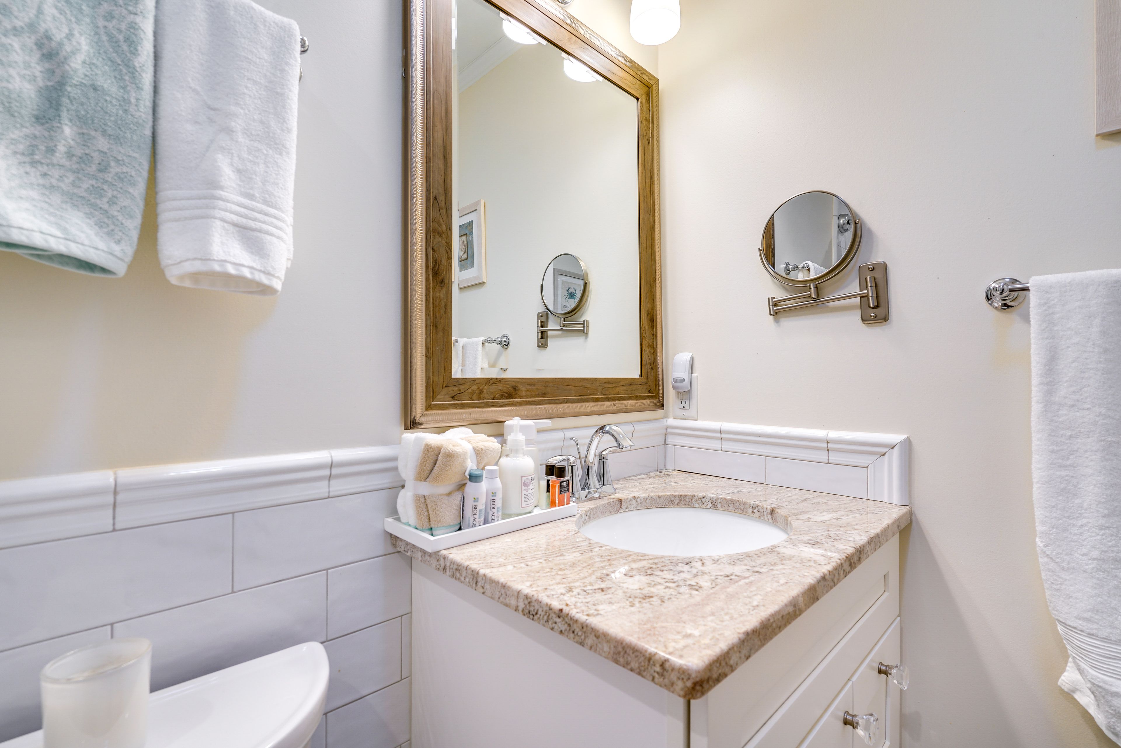 Full Bathroom | Towels Provided | Complimentary Toiletries