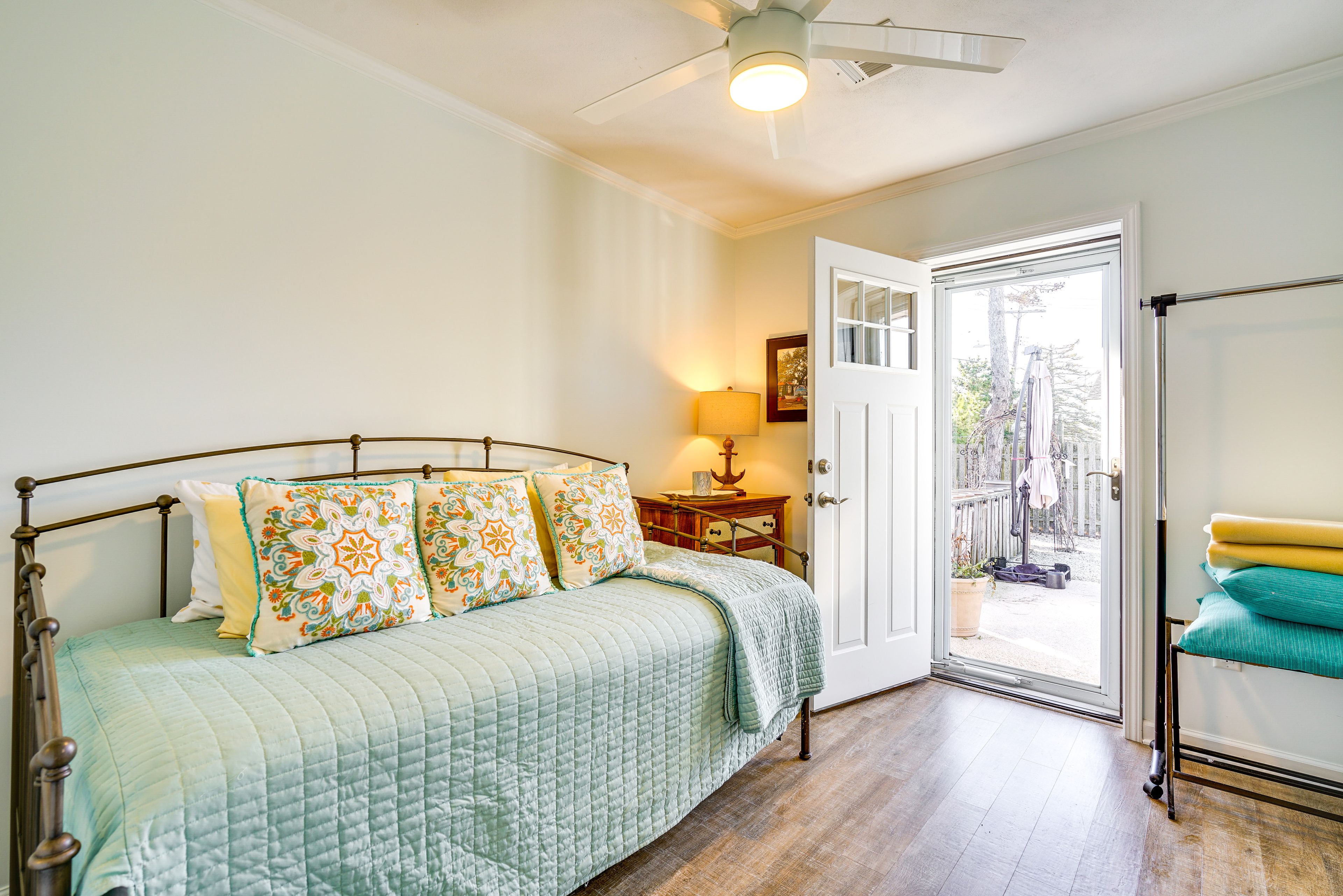 Bedroom 2 | Twin Daybed w/ Twin Trundle