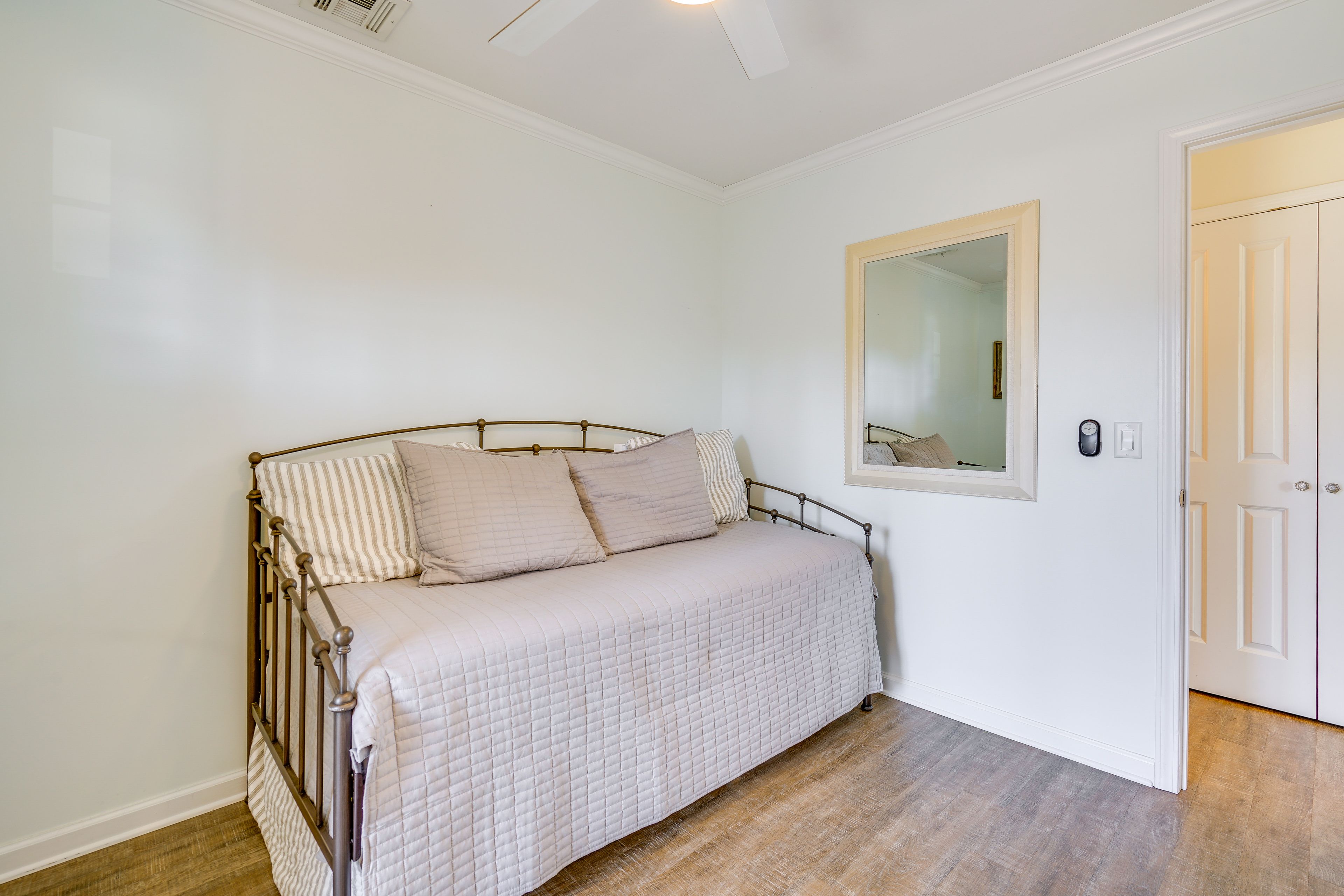 Bedroom 2 | Twin Daybed w/ Twin Trundle