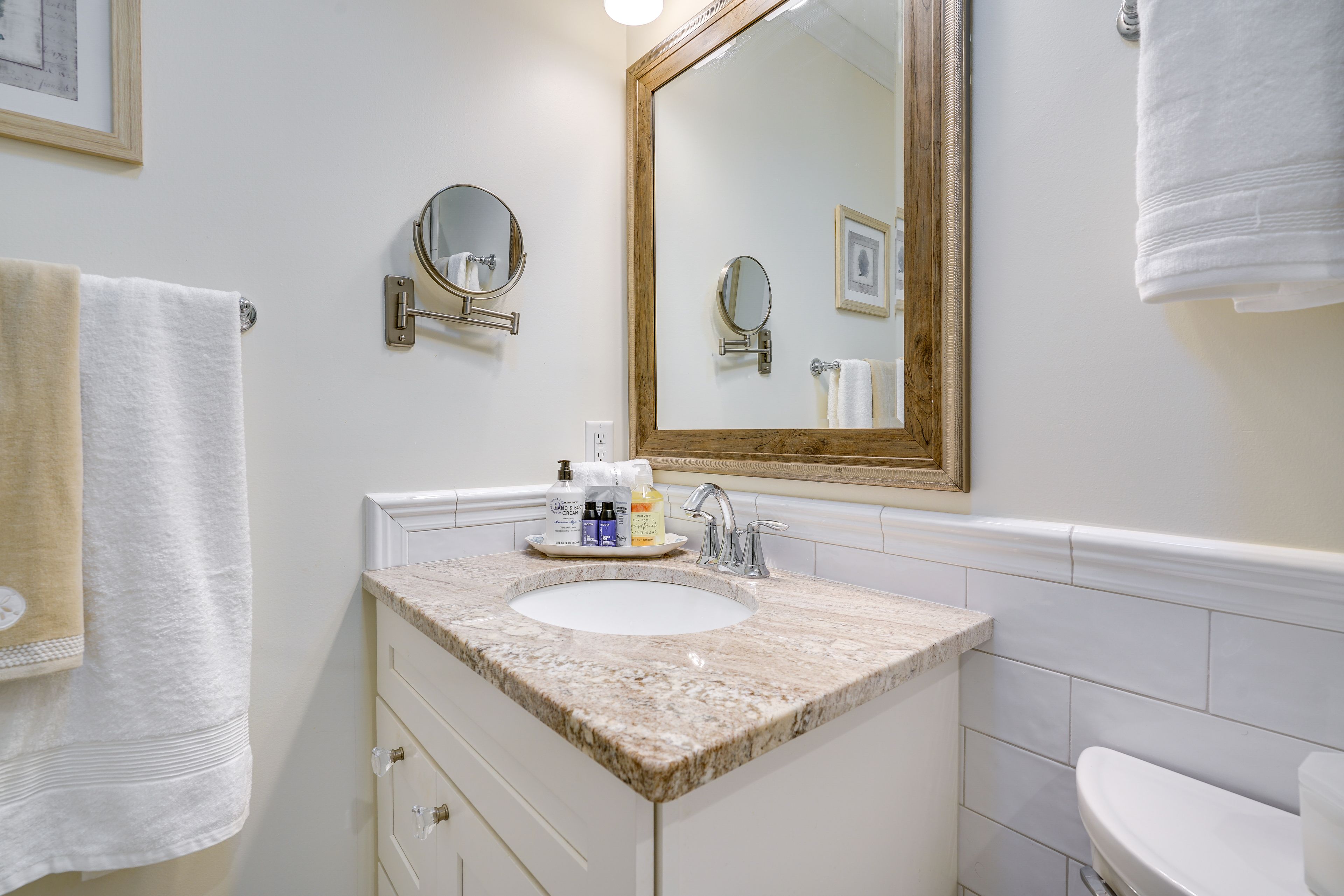 Full Bathroom | Towels Provided | Complimentary Toiletries