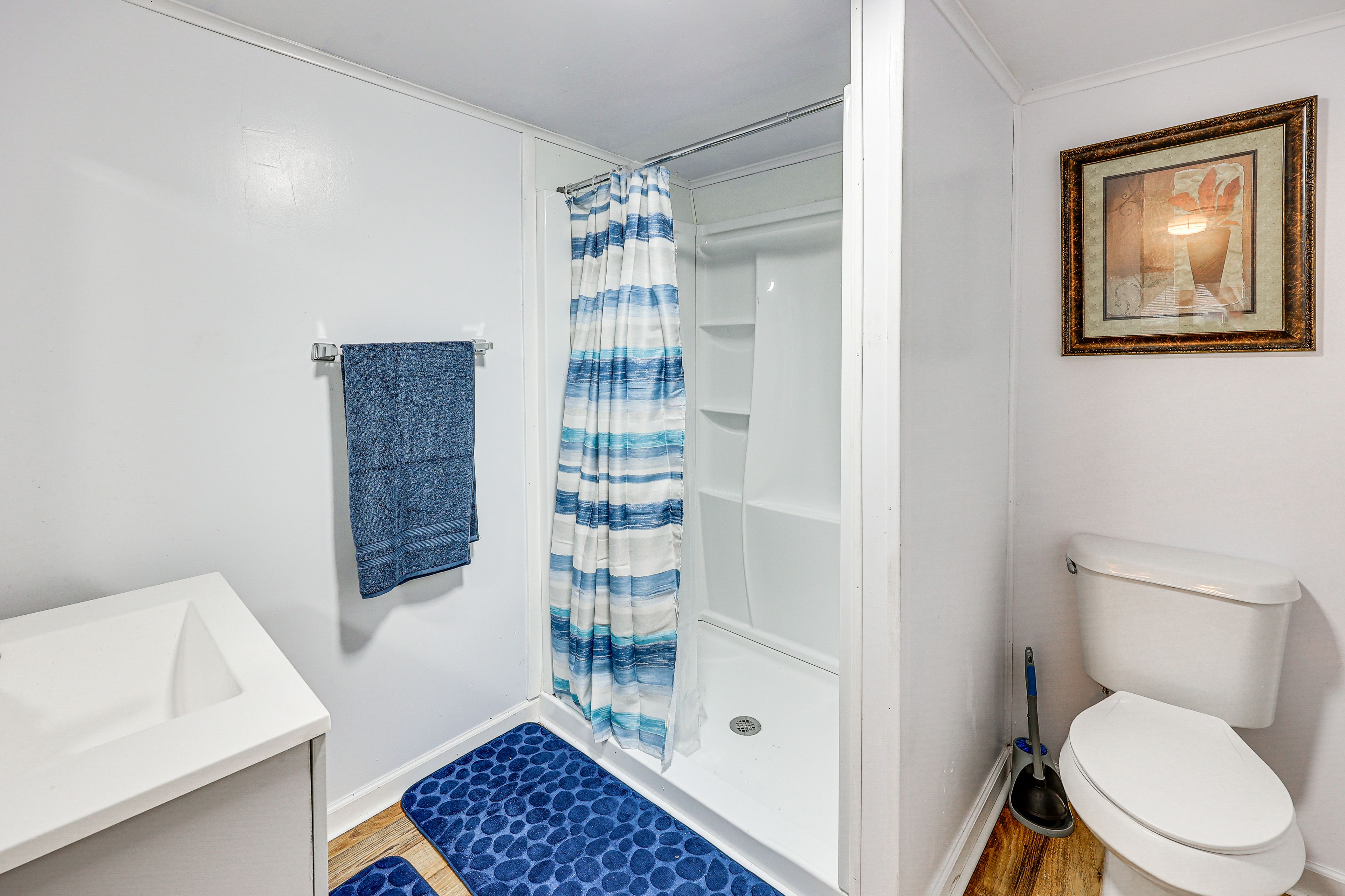 Full Bathroom | Towels Provided