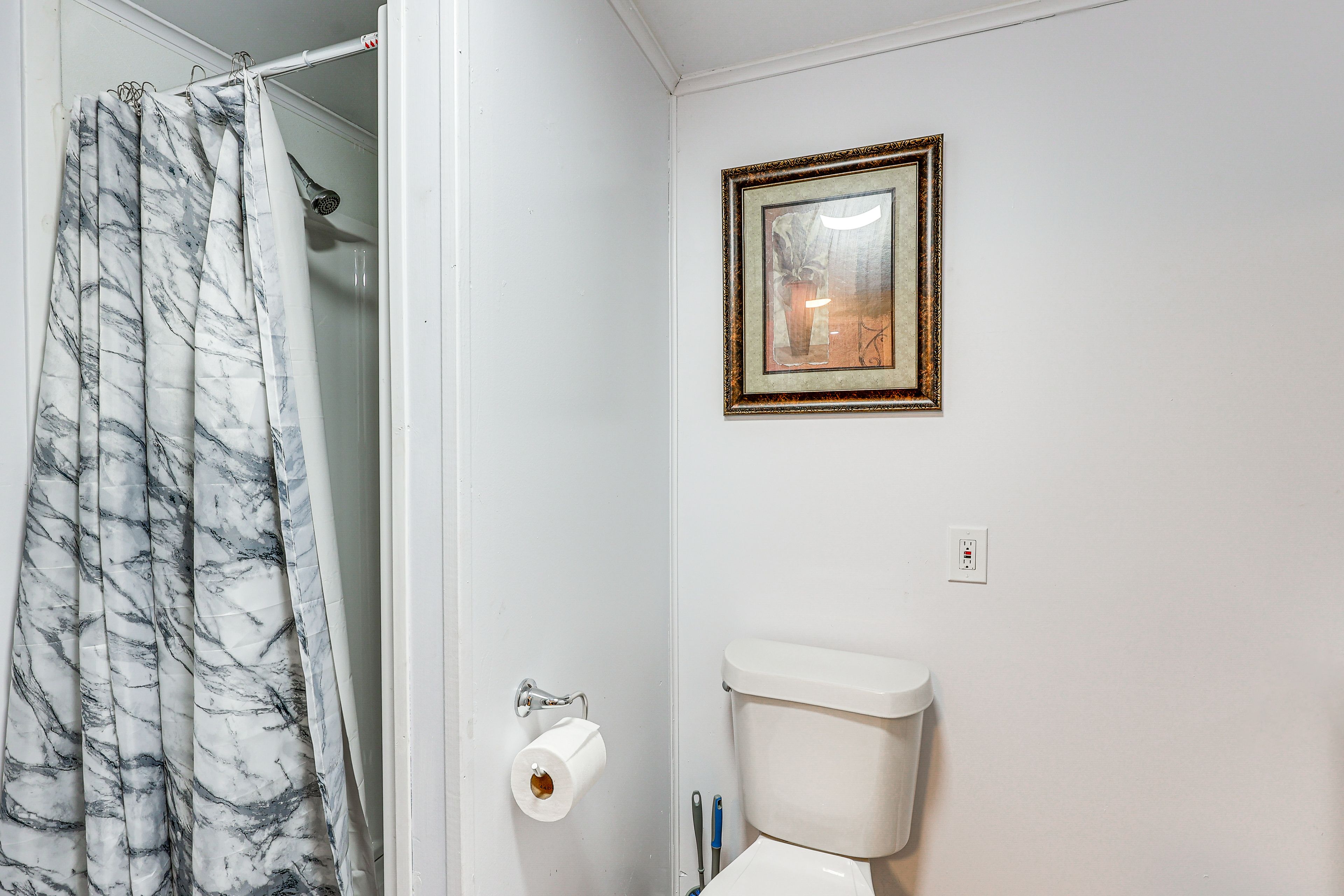 Full Bathroom | Complimentary Toiletries