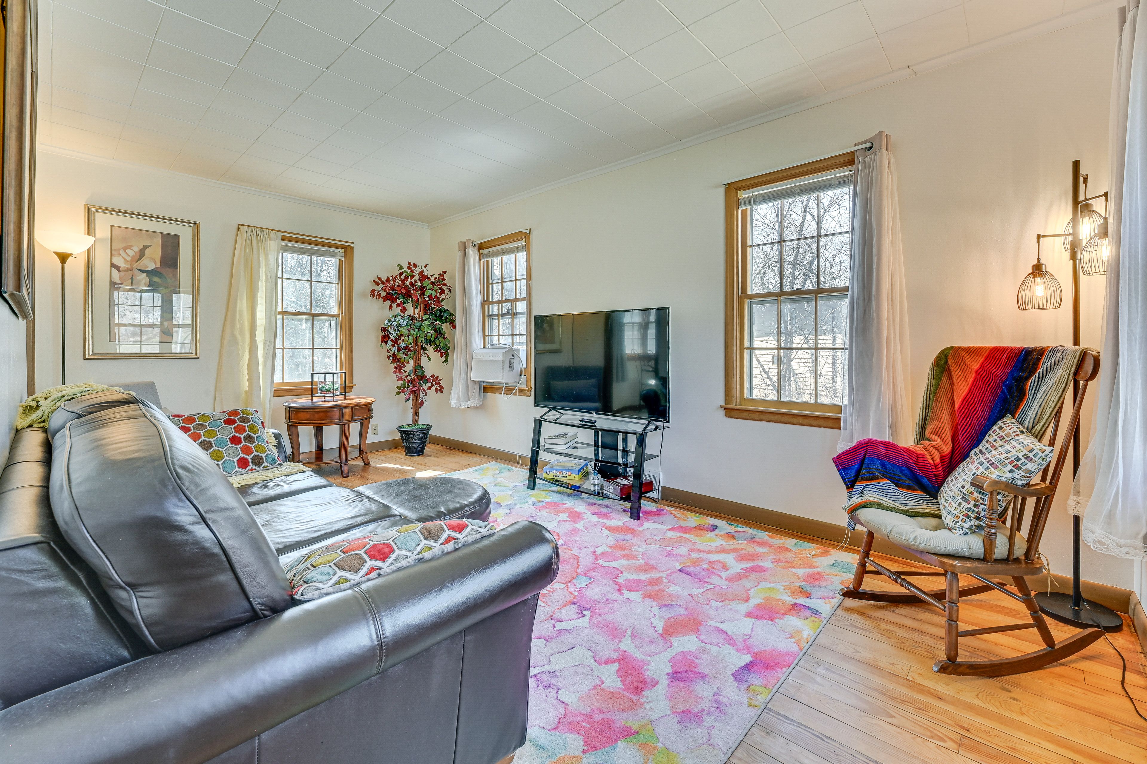 Living Room | Twin Sleeper Chair | Single-Story Unit on Upper Level | Free WiFi